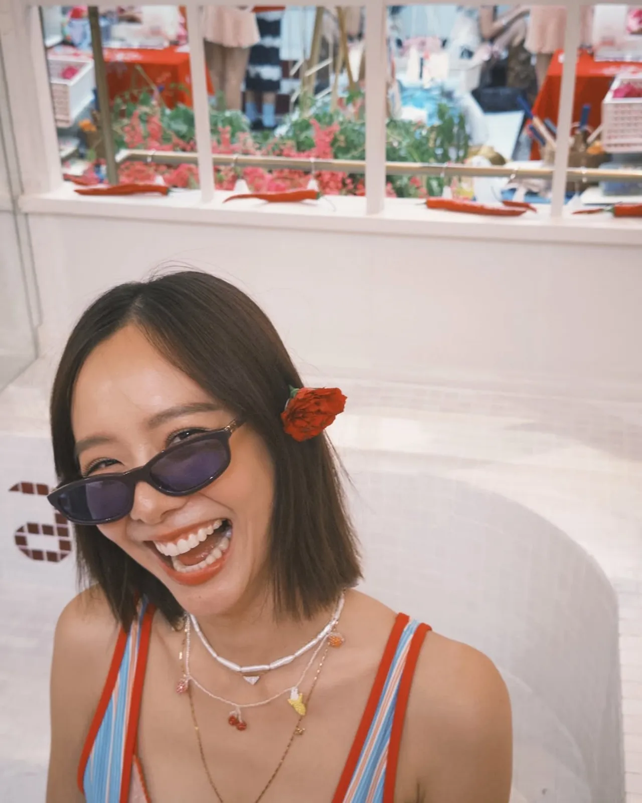 ลุคนี้ดีต่อใจ เต้ย จรินทร์พร ใส่วันพีซคว้านอกสุดแซ่บ แจกความน่ารักจนลืมอายุจริง