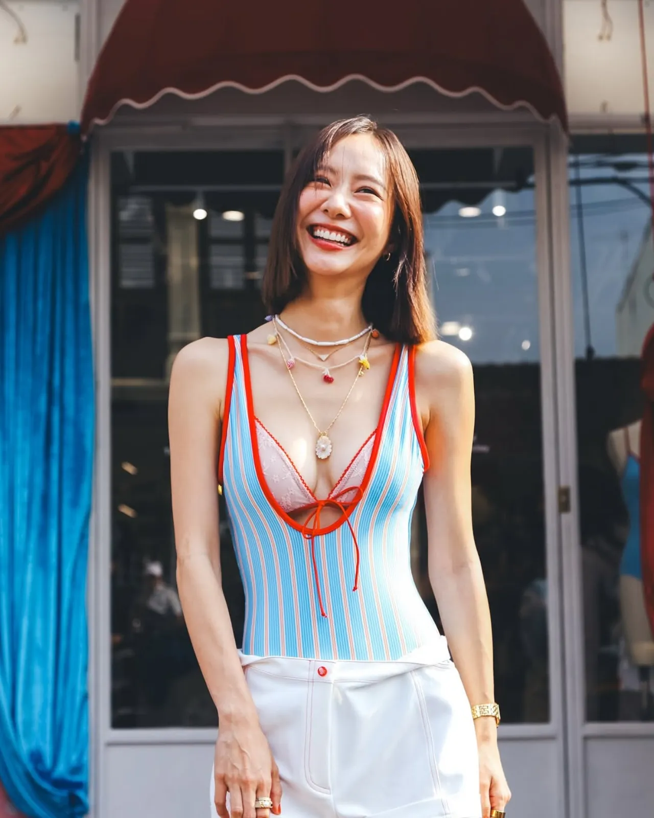 ลุคนี้ดีต่อใจ เต้ย จรินทร์พร ใส่วันพีซคว้านอกสุดแซ่บ แจกความน่ารักจนลืมอายุจริง