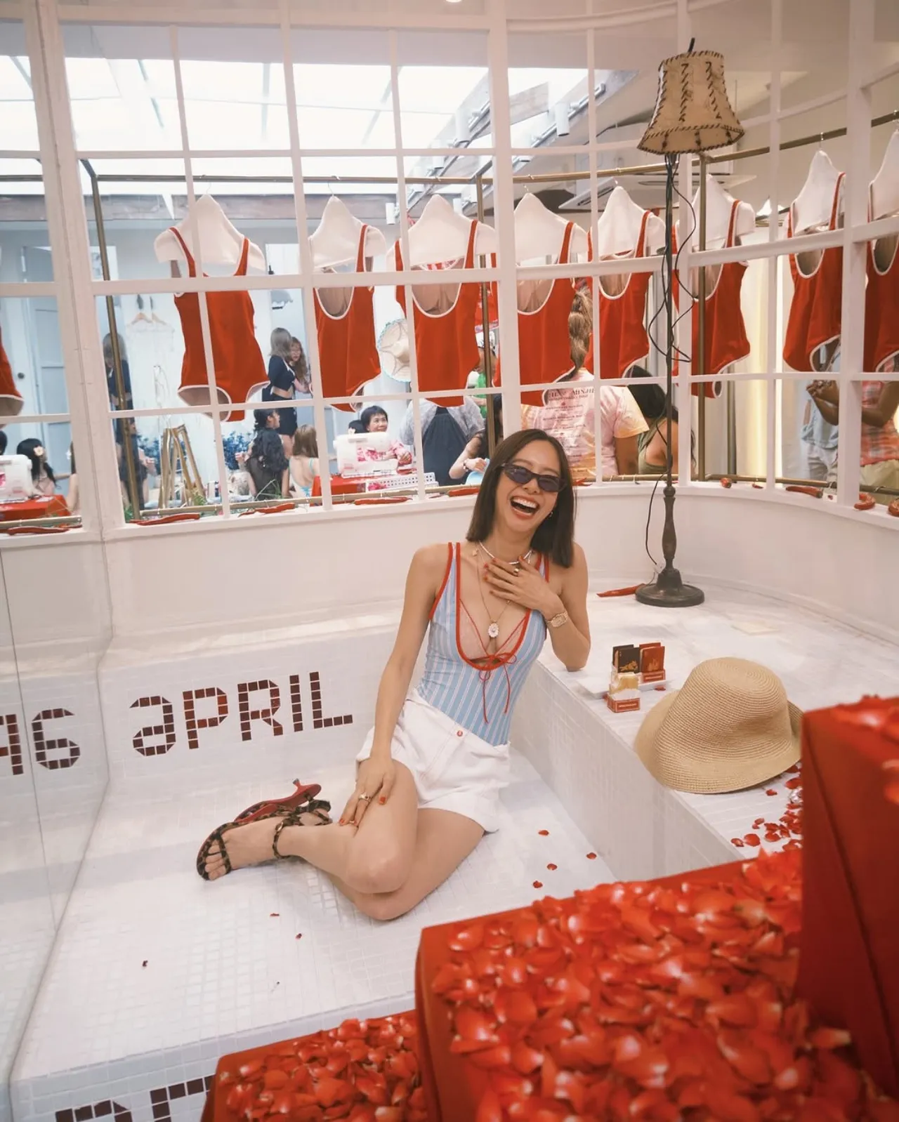 ลุคนี้ดีต่อใจ เต้ย จรินทร์พร ใส่วันพีซคว้านอกสุดแซ่บ แจกความน่ารักจนลืมอายุจริง