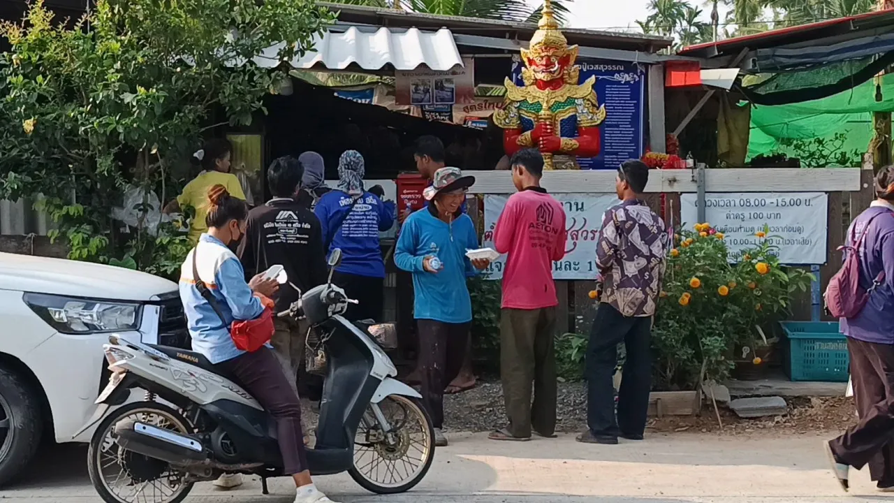 เปิดใจ หมอเจี้ยบ ใจบุญทำข้าวกล่องแจกผู้ยากไร้ทุกวันมา 4 ปี สุขใจที่ได้เห็นรอยยิ้มทุกคน