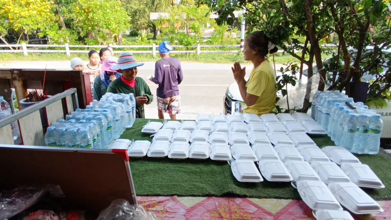 เปิดใจ หมอเจี้ยบ ใจบุญทำข้าวกล่องแจกผู้ยากไร้ทุกวันมา 4 ปี สุขใจที่ได้เห็นรอยยิ้มทุกคน