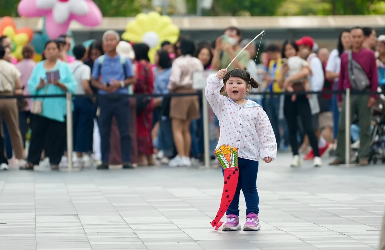 เจ๊เกล แอบิเกล ร่วมสนุก เปิดประสบการณ์เล่นว่าวริมแม่น้ำเจ้าพระยา
