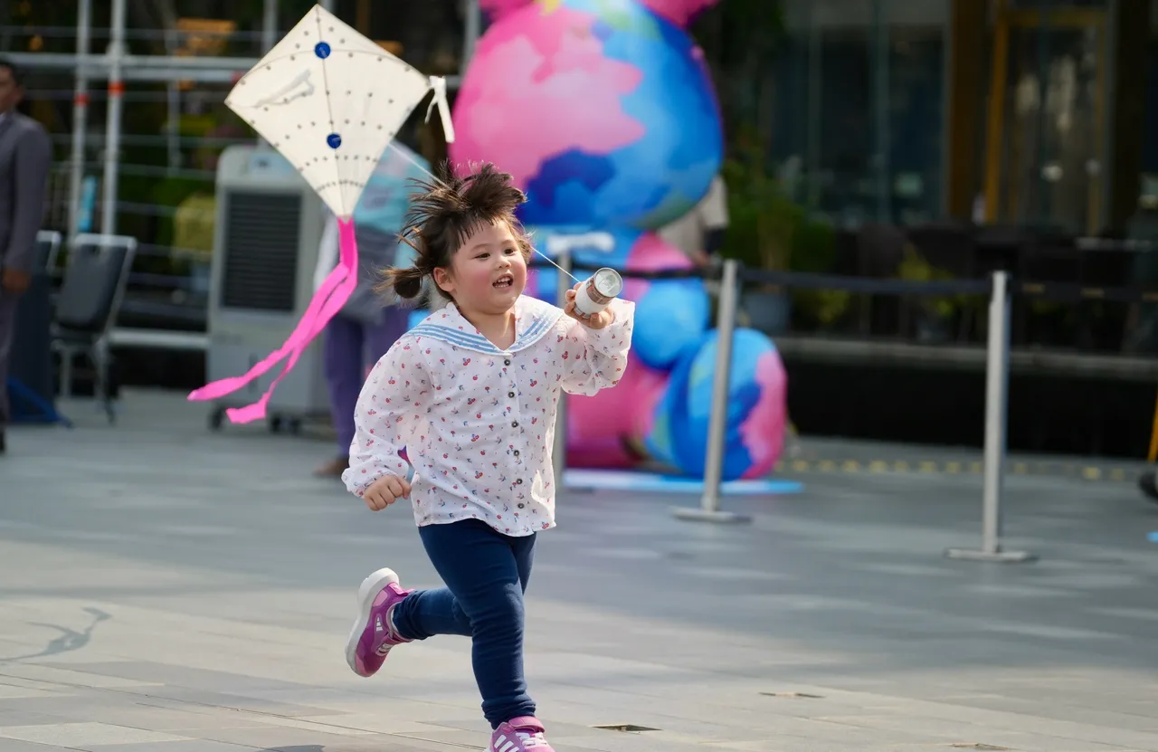 เจ๊เกล แอบิเกล ร่วมสนุก เปิดประสบการณ์เล่นว่าวริมแม่น้ำเจ้าพระยา