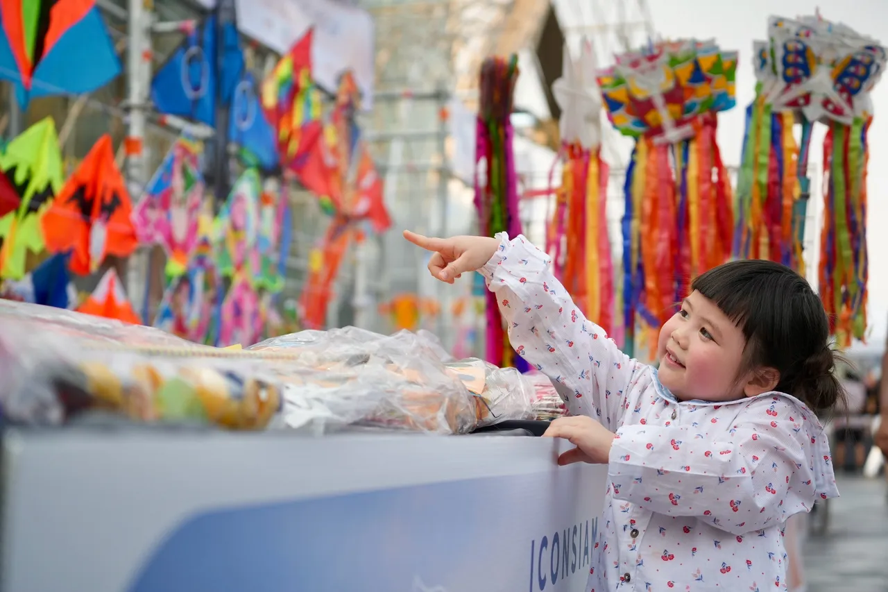 เจ๊เกล แอบิเกล ร่วมสนุก เปิดประสบการณ์เล่นว่าวริมแม่น้ำเจ้าพระยา