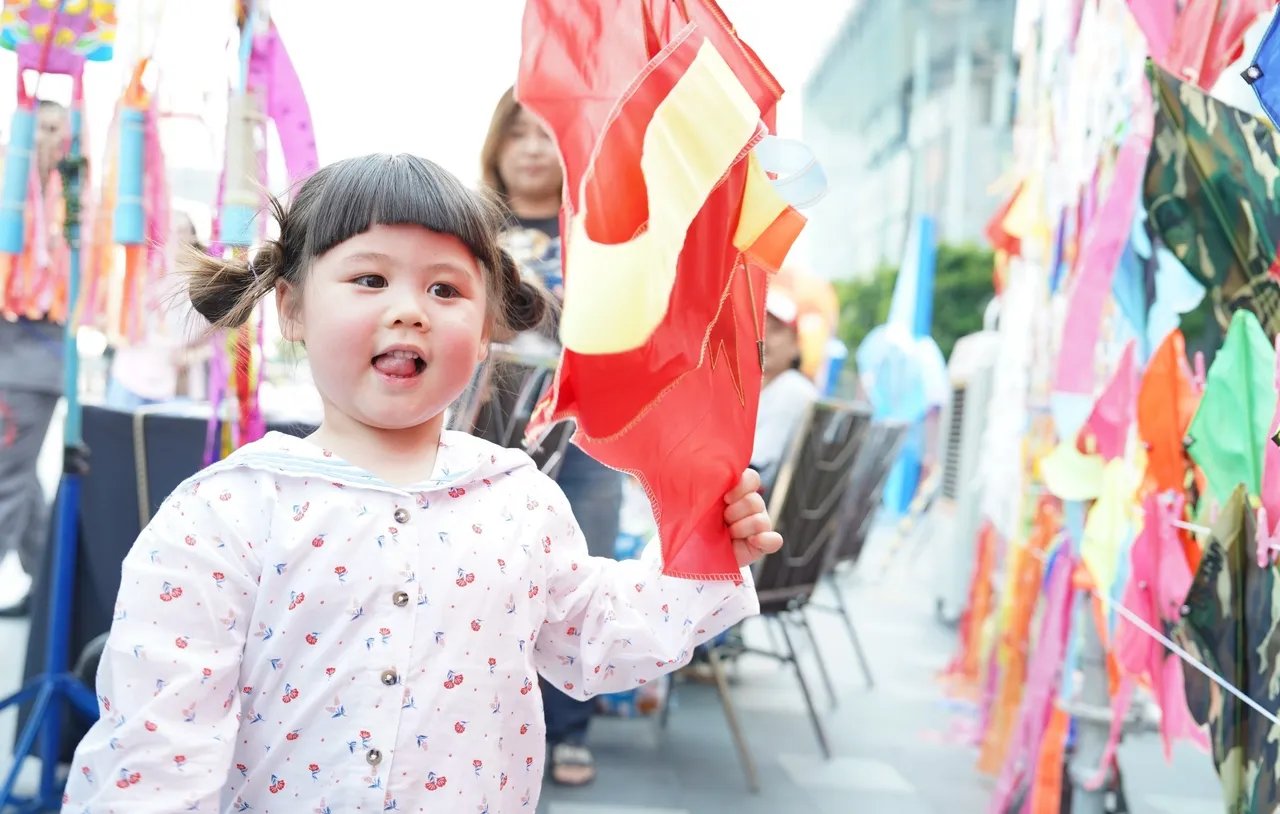 เจ๊เกล แอบิเกล ร่วมสนุก เปิดประสบการณ์เล่นว่าวริมแม่น้ำเจ้าพระยา