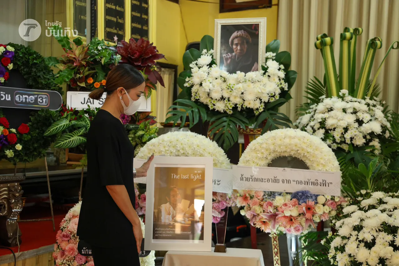 ลูกสาวแม่สีดา นำรางวัล-เสื้อผ้า-รองเท้า ตั้งที่ฐานโลงศพ เตรียมเผาให้ตามเจตนารมณ์