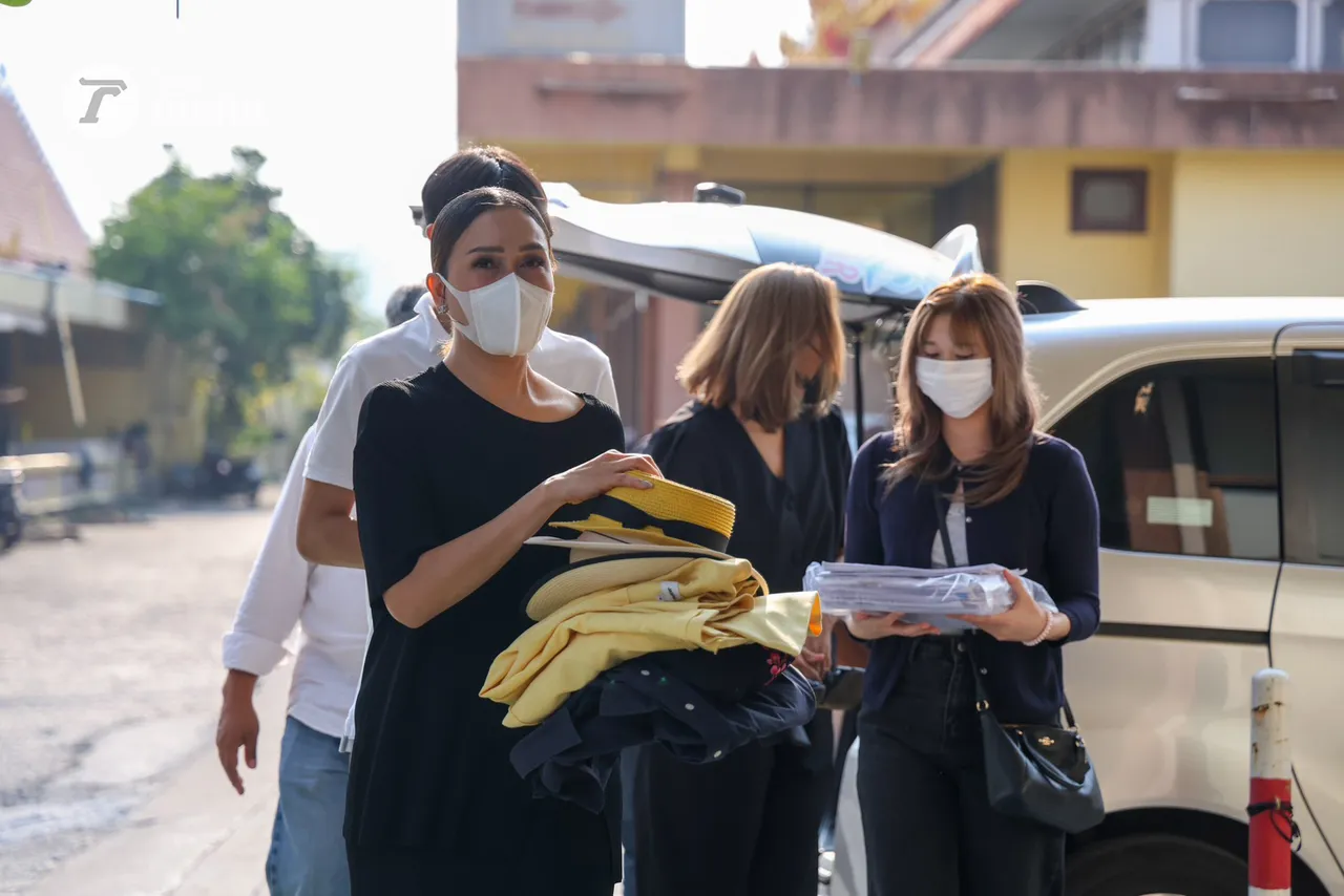 ลูกสาวแม่สีดา นำรางวัล-เสื้อผ้า-รองเท้า ตั้งที่ฐานโลงศพ เตรียมเผาให้ตามเจตนารมณ์