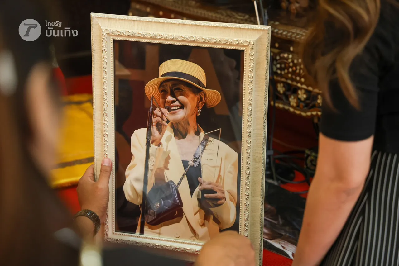 ลูกสาวแม่สีดา นำรางวัล-เสื้อผ้า-รองเท้า ตั้งที่ฐานโลงศพ เตรียมเผาให้ตามเจตนารมณ์