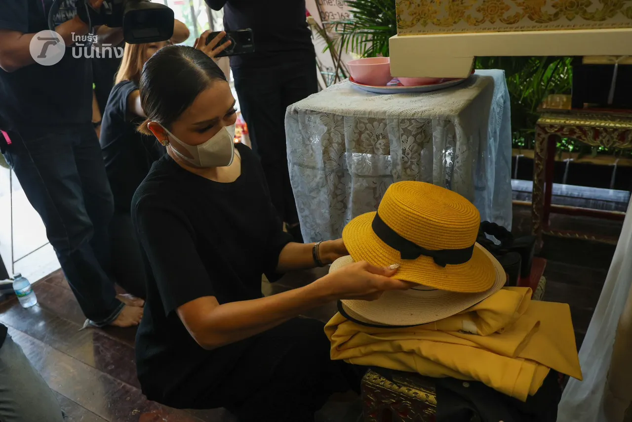 ลูกสาวแม่สีดา นำรางวัล-เสื้อผ้า-รองเท้า ตั้งที่ฐานโลงศพ เตรียมเผาให้ตามเจตนารมณ์