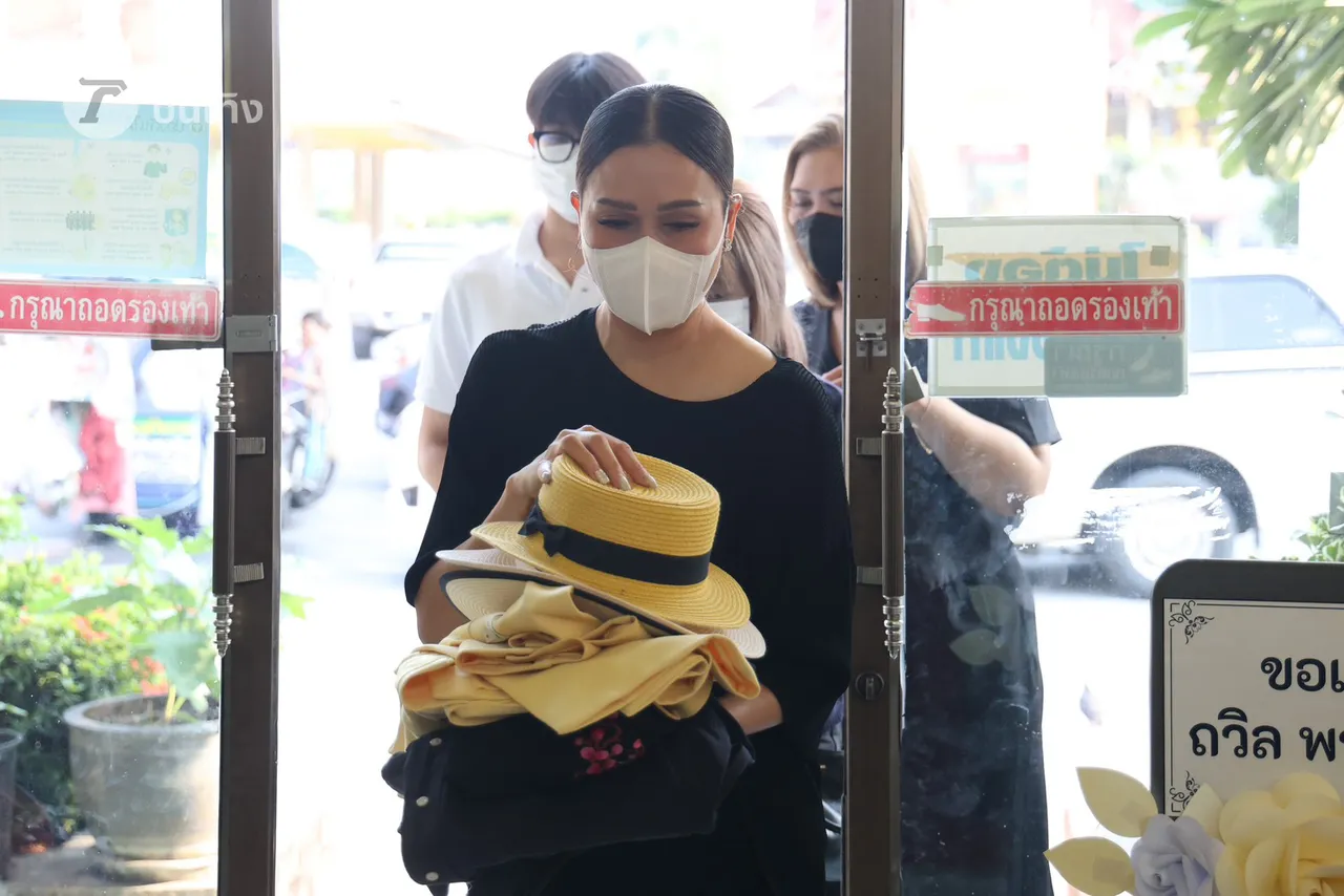 ลูกสาวแม่สีดา นำรางวัล-เสื้อผ้า-รองเท้า ตั้งที่ฐานโลงศพ เตรียมเผาให้ตามเจตนารมณ์
