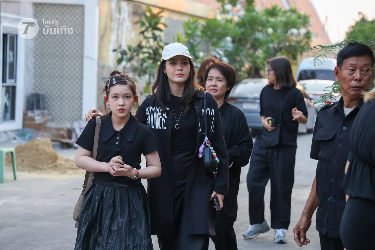 ประมวลภาพบรรยากาศงานศพแม่สีดา พัวพิมล คืนที่ 2 สุดเศร้า อิงฟ้า-เจฟ มาร่วมอาลัย