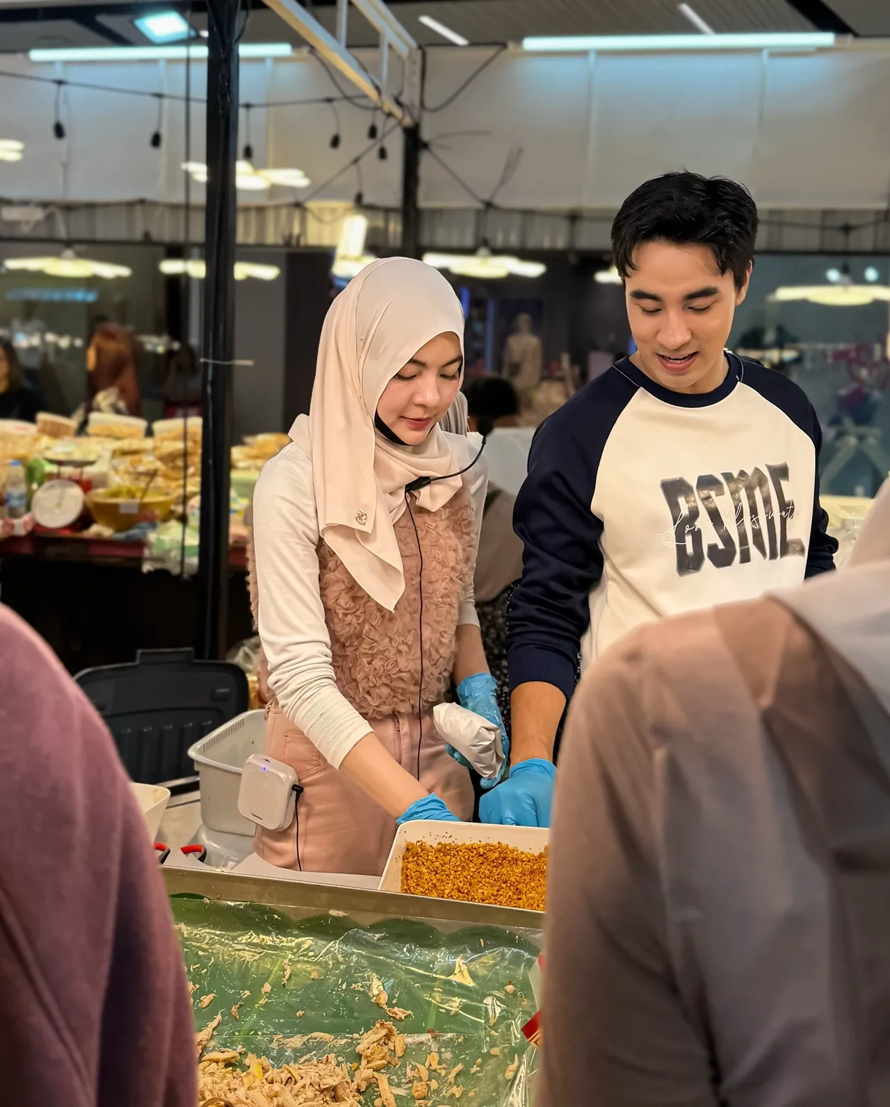 ส่องชีวิต ฟีฟ่า เปรมอนันต์ พระเอกช่อง 7 หลังแต่งงาน ช่วยภรรยาออกบูธขายบะหมี่