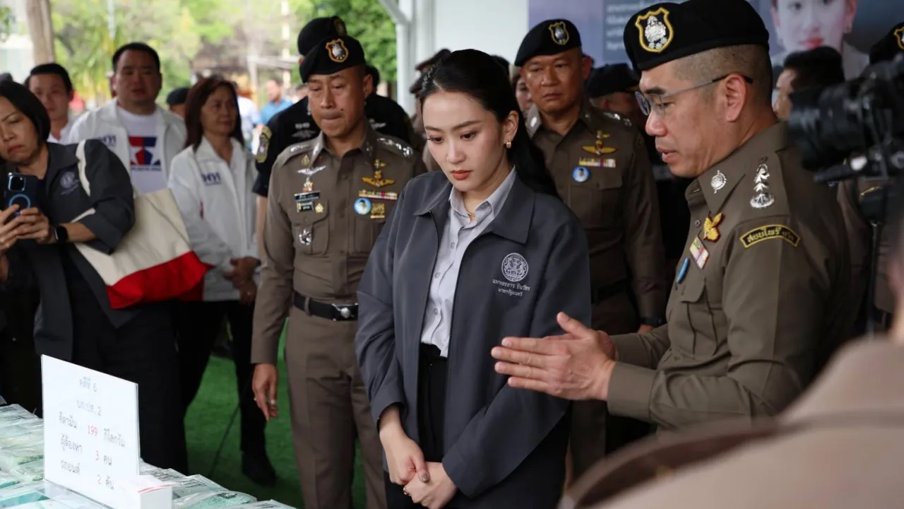 คอหวยส่อง "เลขเด็ด" ทะเบียนรถนายก "อิ๊งค์" ลงพื้นที่ดูงาน จ.นครสวรรค์