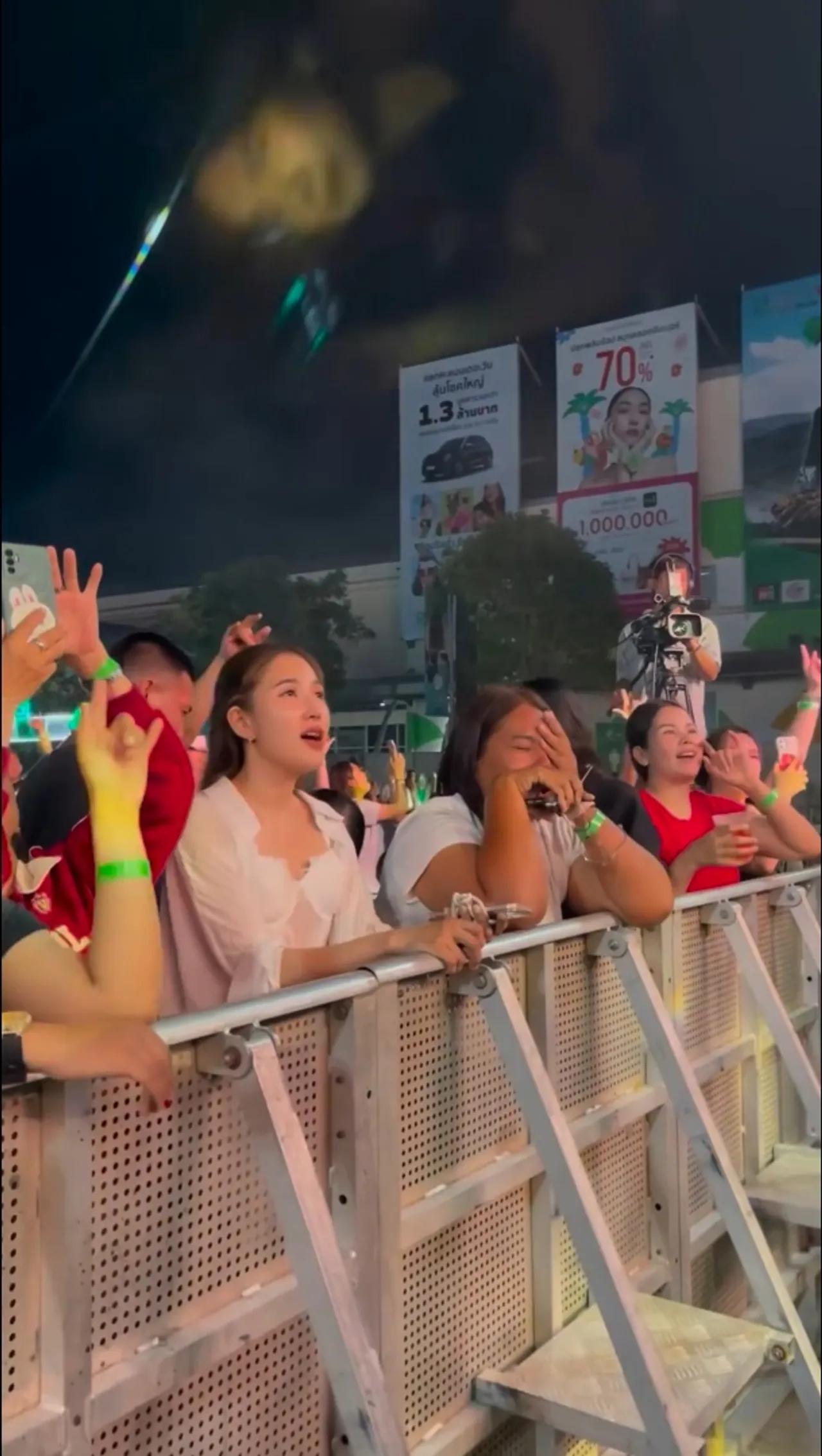 หนุ่ม กะลา โพสต์คลิปร้องเพลงเศร้า ขอบคุณกำลังใจ แฟนคลับร้องไห้หน้าเวที (คลิป)