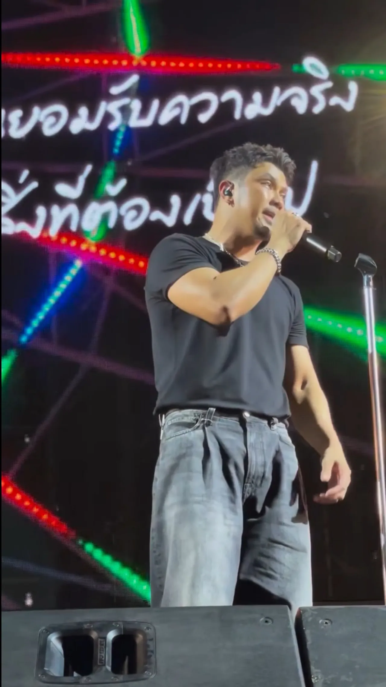 หนุ่ม กะลา โพสต์คลิปร้องเพลงเศร้า ขอบคุณกำลังใจ แฟนคลับร้องไห้หน้าเวที (คลิป)