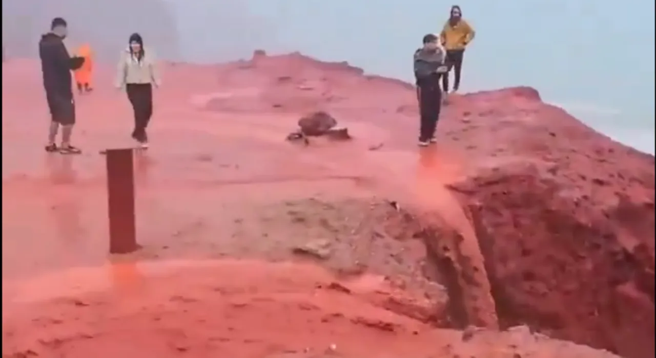 ตะลึง ฝนตกเป็นสีเลือดอาบชายหาดอิหร่านแดงฉาน (คลิป)