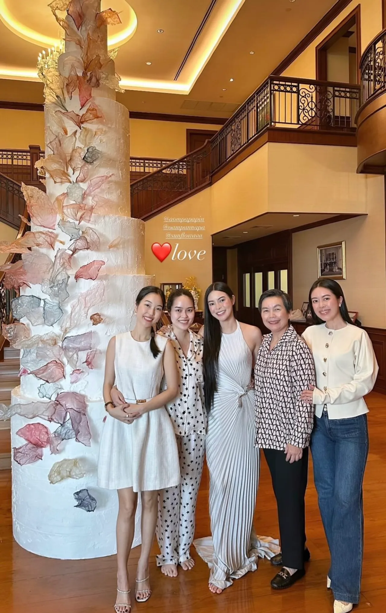 เอวา ปวรวรรณ เจอครอบครัวเซอร์ไพรส์วันเกิดด้วยเค้กสูง 7 ชั้น (คลิป)