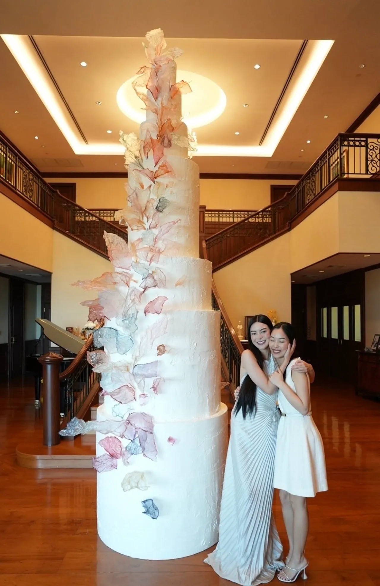 เอวา ปวรวรรณ เจอครอบครัวเซอร์ไพรส์วันเกิดด้วยเค้กสูง 7 ชั้น (คลิป)