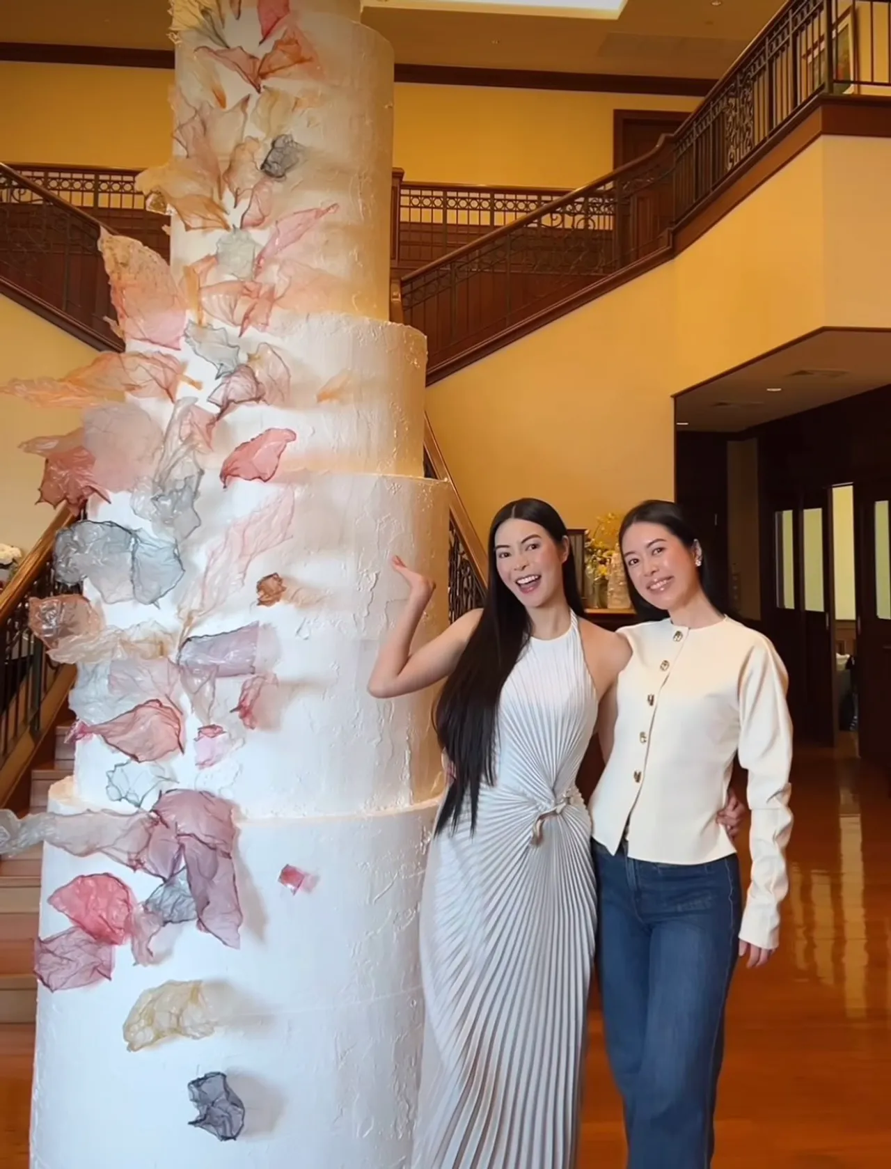 เอวา ปวรวรรณ เจอครอบครัวเซอร์ไพรส์วันเกิดด้วยเค้กสูง 7 ชั้น (คลิป)