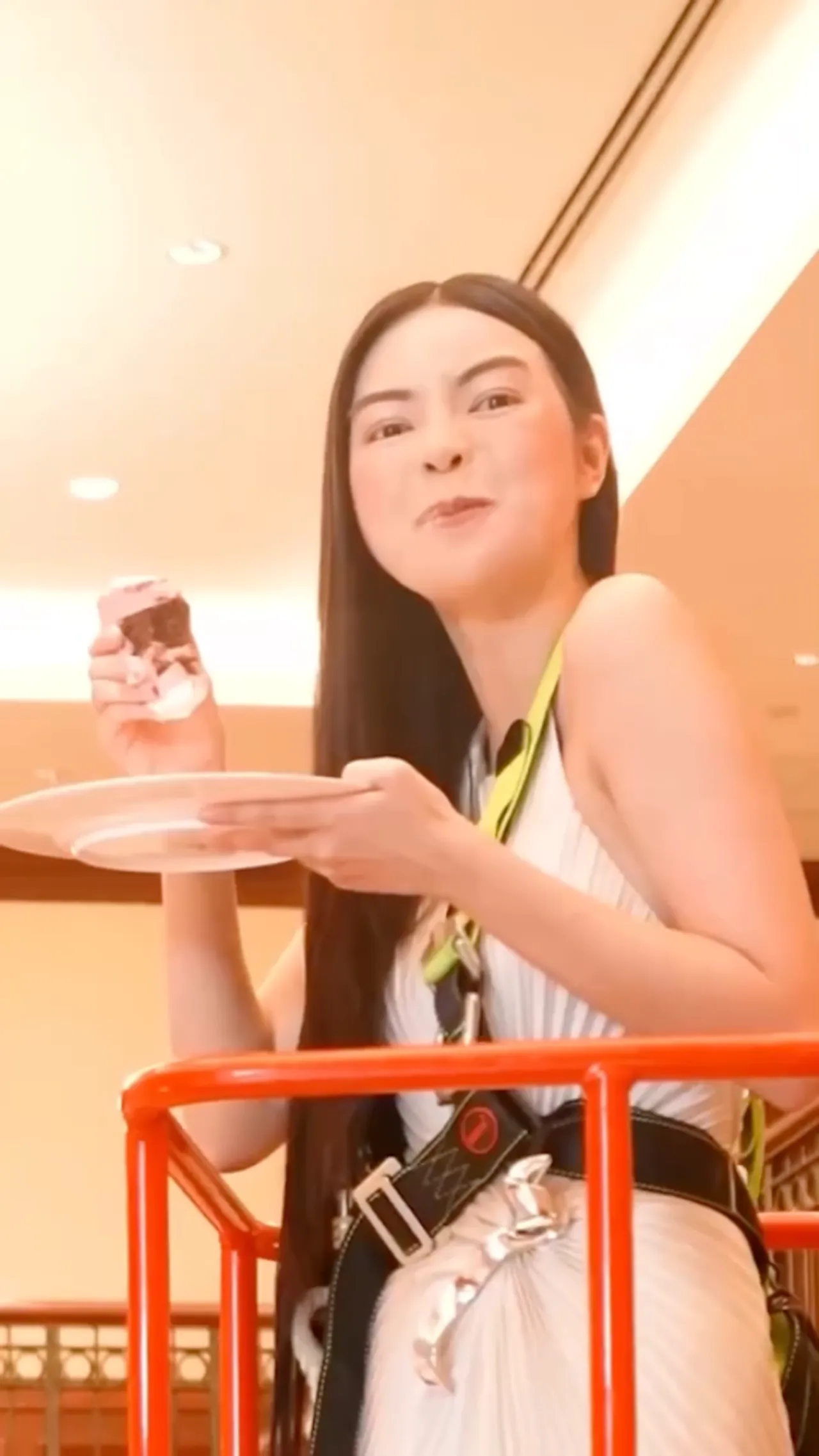 เอวา ปวรวรรณ เจอครอบครัวเซอร์ไพรส์วันเกิดด้วยเค้กสูง 7 ชั้น (คลิป)