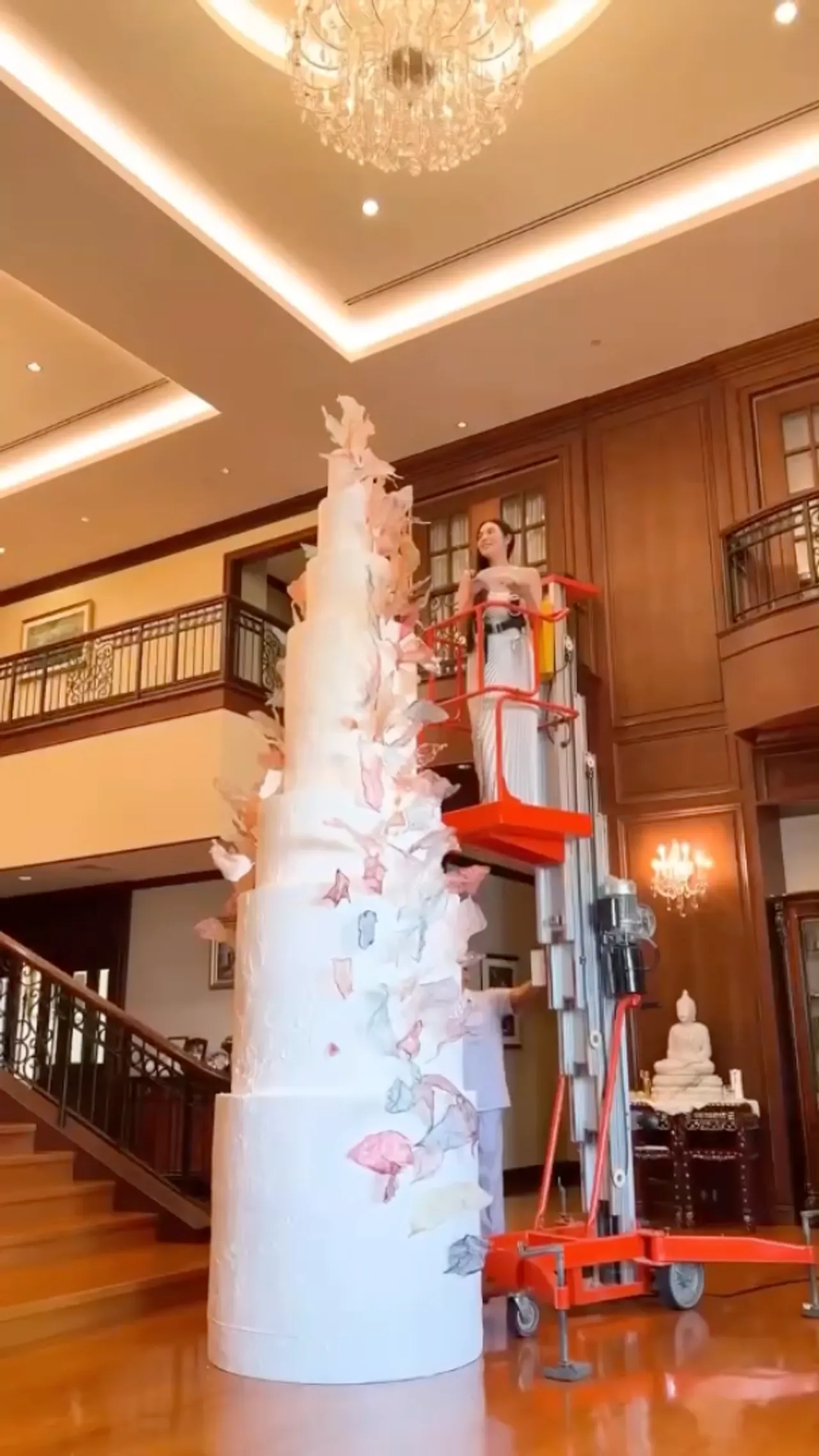 เอวา ปวรวรรณ เจอครอบครัวเซอร์ไพรส์วันเกิดด้วยเค้กสูง 7 ชั้น (คลิป)