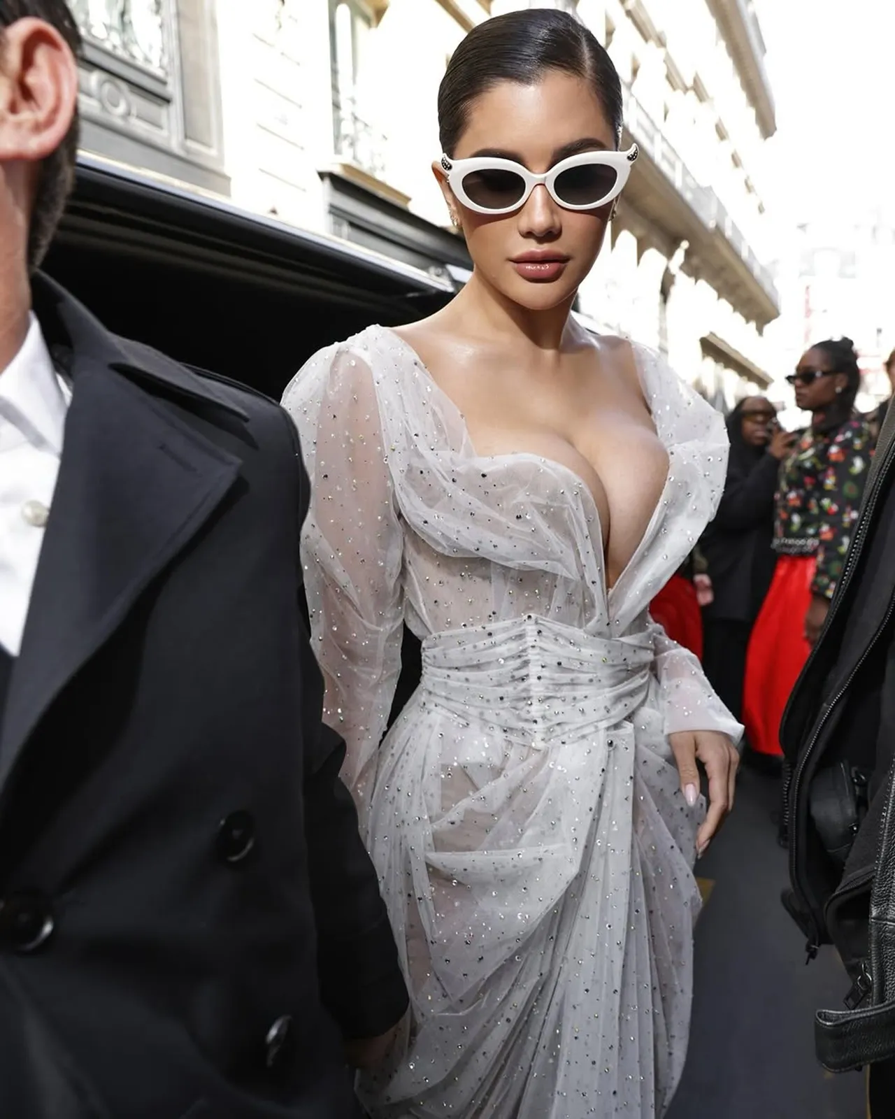 ปู ไปรยา เสิร์ฟลุคนั่งฟรอนต์โรว์ชมแฟชั่น ด้วยชุดซีทรูแหวกอกสุดเซ็กซี่