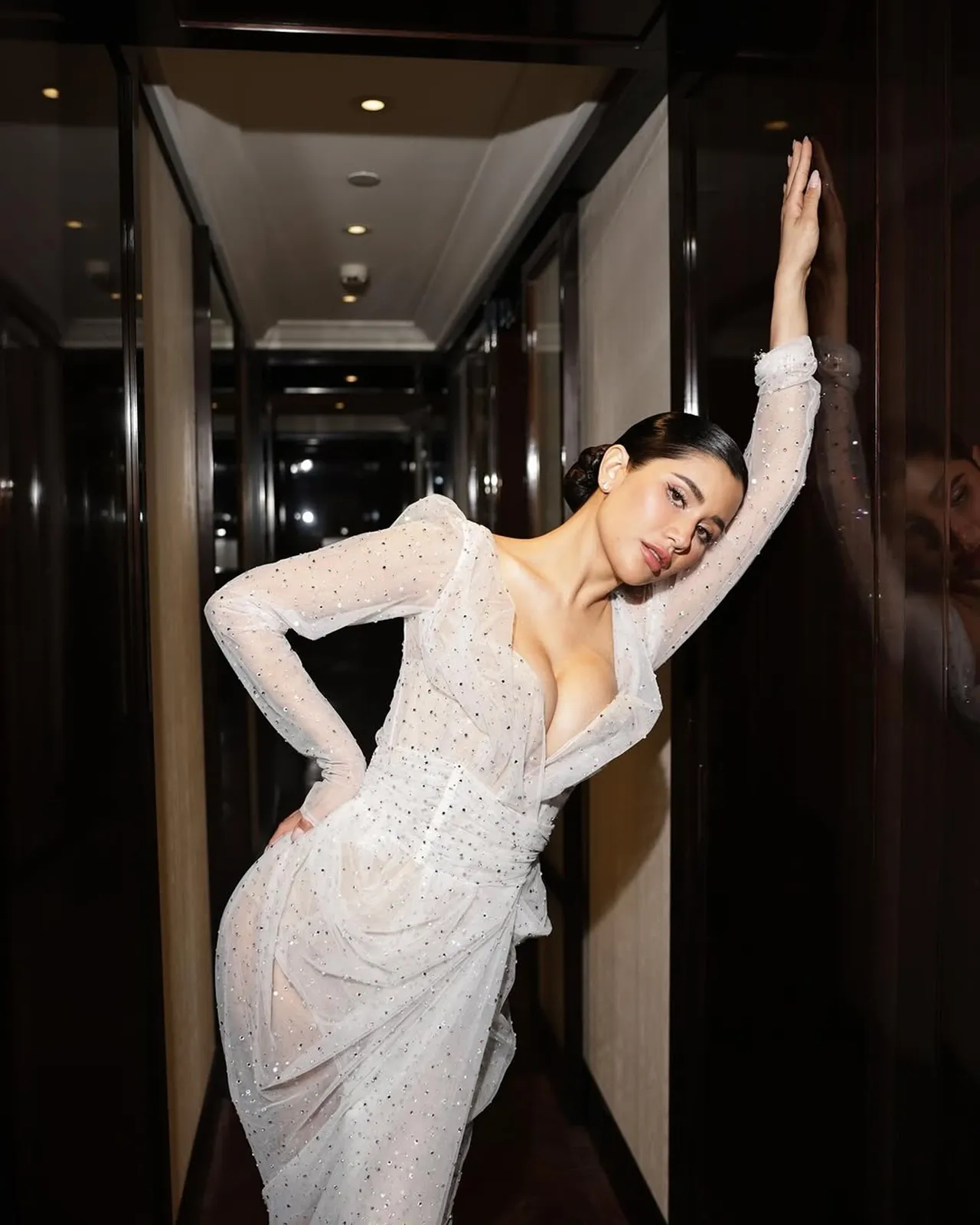 ปู ไปรยา เสิร์ฟลุคนั่งฟรอนต์โรว์ชมแฟชั่น ด้วยชุดซีทรูแหวกอกสุดเซ็กซี่