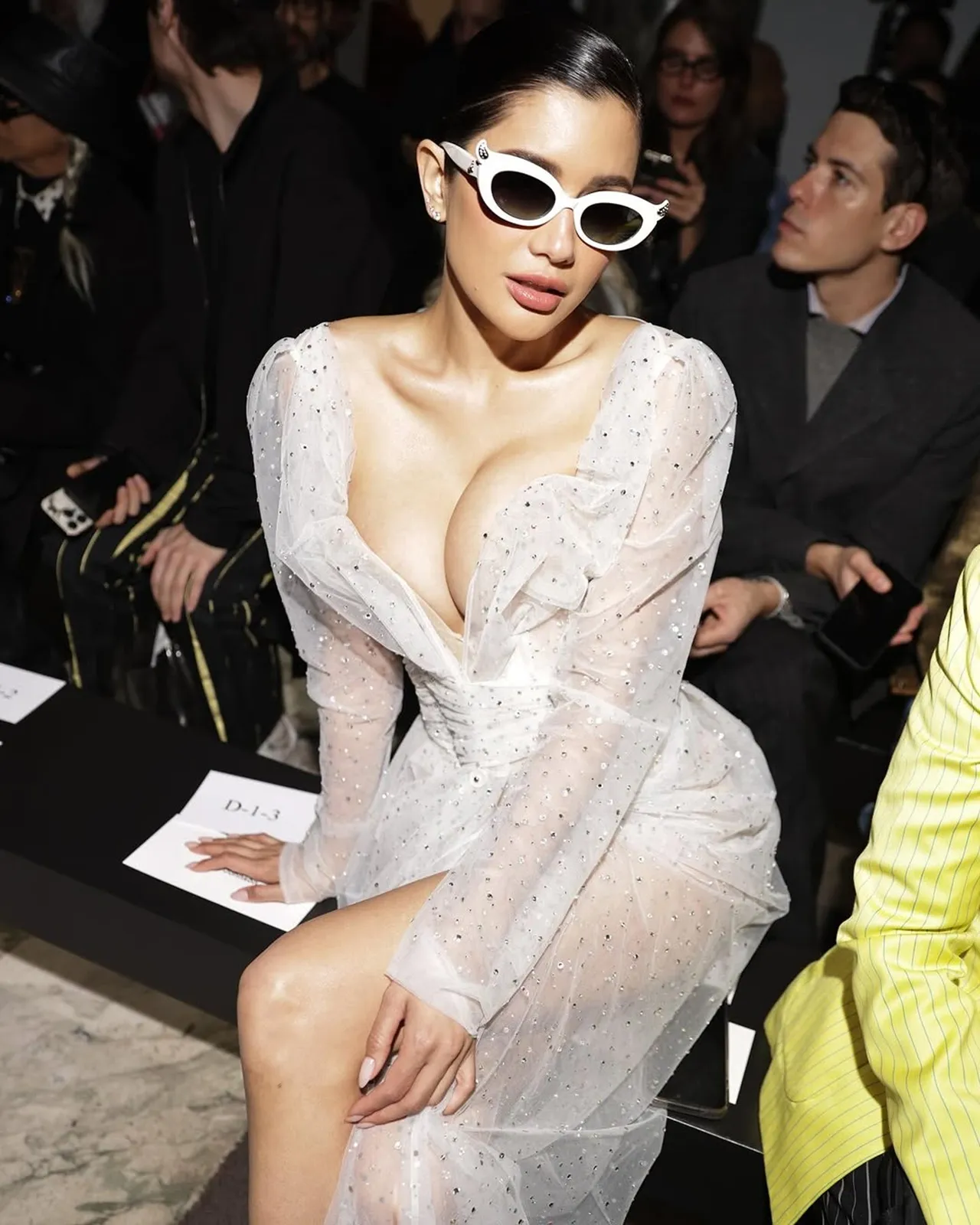 ปู ไปรยา เสิร์ฟลุคนั่งฟรอนต์โรว์ชมแฟชั่น ด้วยชุดซีทรูแหวกอกสุดเซ็กซี่