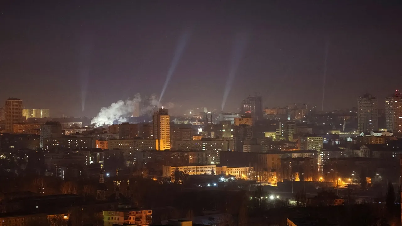 สหรัฐฯ หยุดส่งความช่วยเหลือทางทหาร กระทบยูเครนอย่างไร?