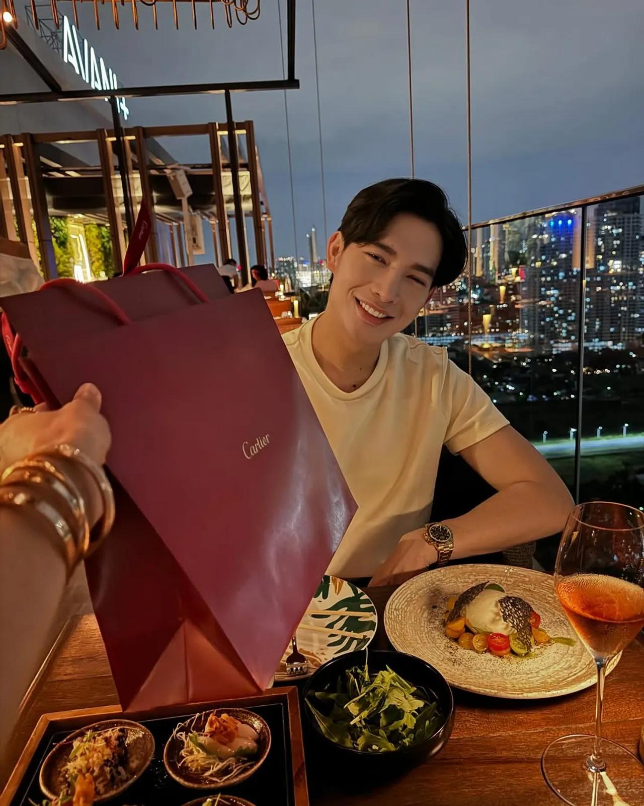 โปรไฟล์ไม่ไก่กา โตชิ แฟนแดนเซอร์ กระแต รวยมากเป็นทายาทโรงงานผลิตเครื่องสำอาง