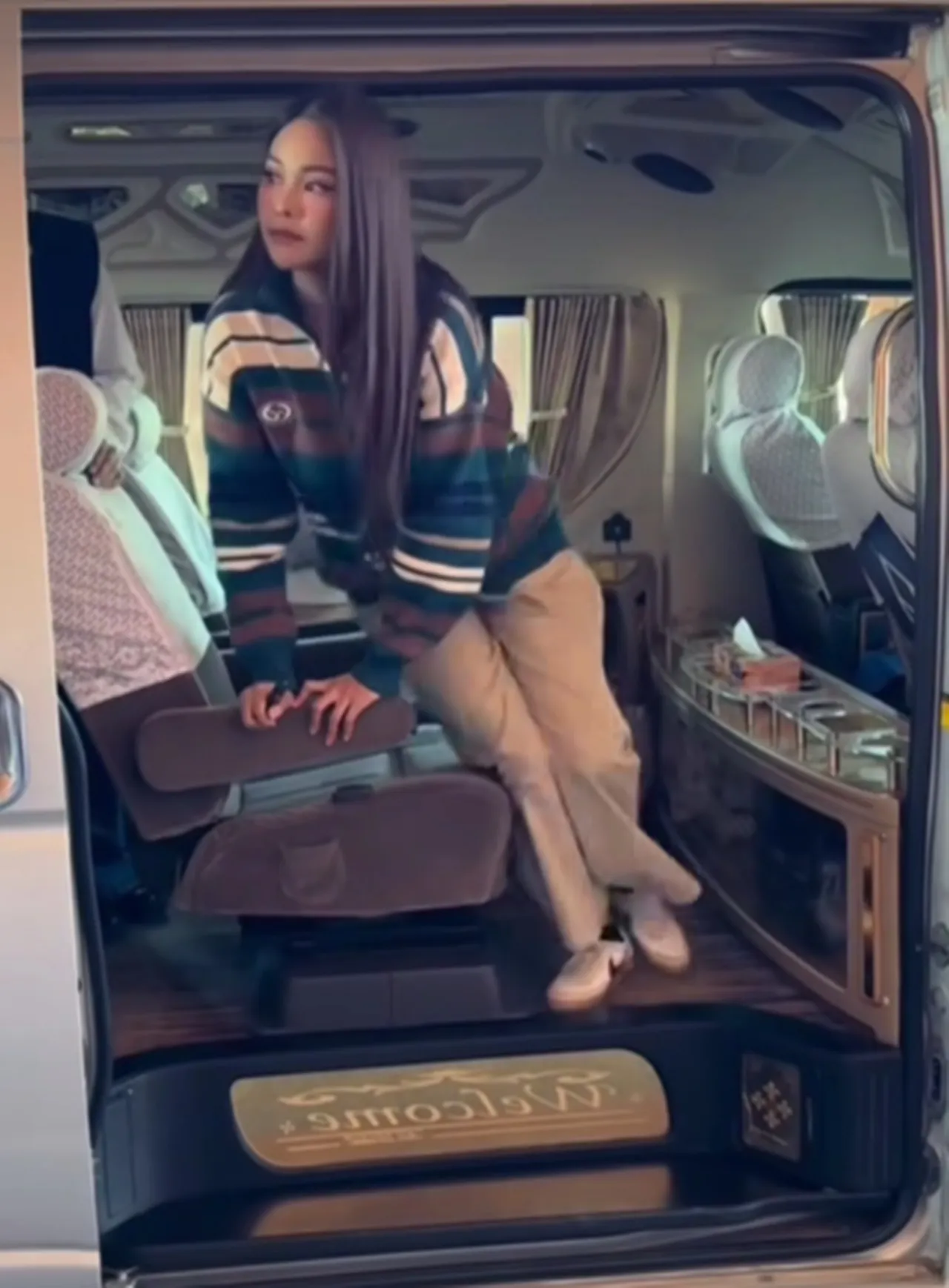 คนสงสัยหลังเห็น อิงฟ้า ถือแท่งคล้ายบุหรี่ไฟฟ้า ชาวด้อมช่วยเฉลยบอกเลยแต่ละอันแพงมาก 