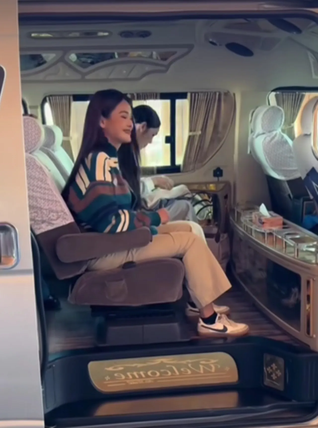 คนสงสัยหลังเห็น อิงฟ้า ถือแท่งคล้ายบุหรี่ไฟฟ้า ชาวด้อมช่วยเฉลยบอกเลยแต่ละอันแพงมาก 