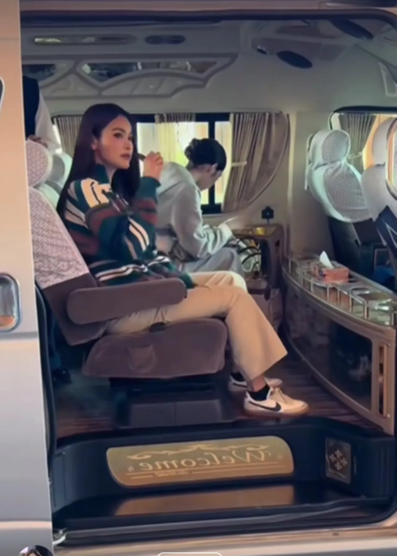 คนสงสัยหลังเห็น อิงฟ้า ถือแท่งคล้ายบุหรี่ไฟฟ้า ชาวด้อมช่วยเฉลยบอกเลยแต่ละอันแพงมาก 