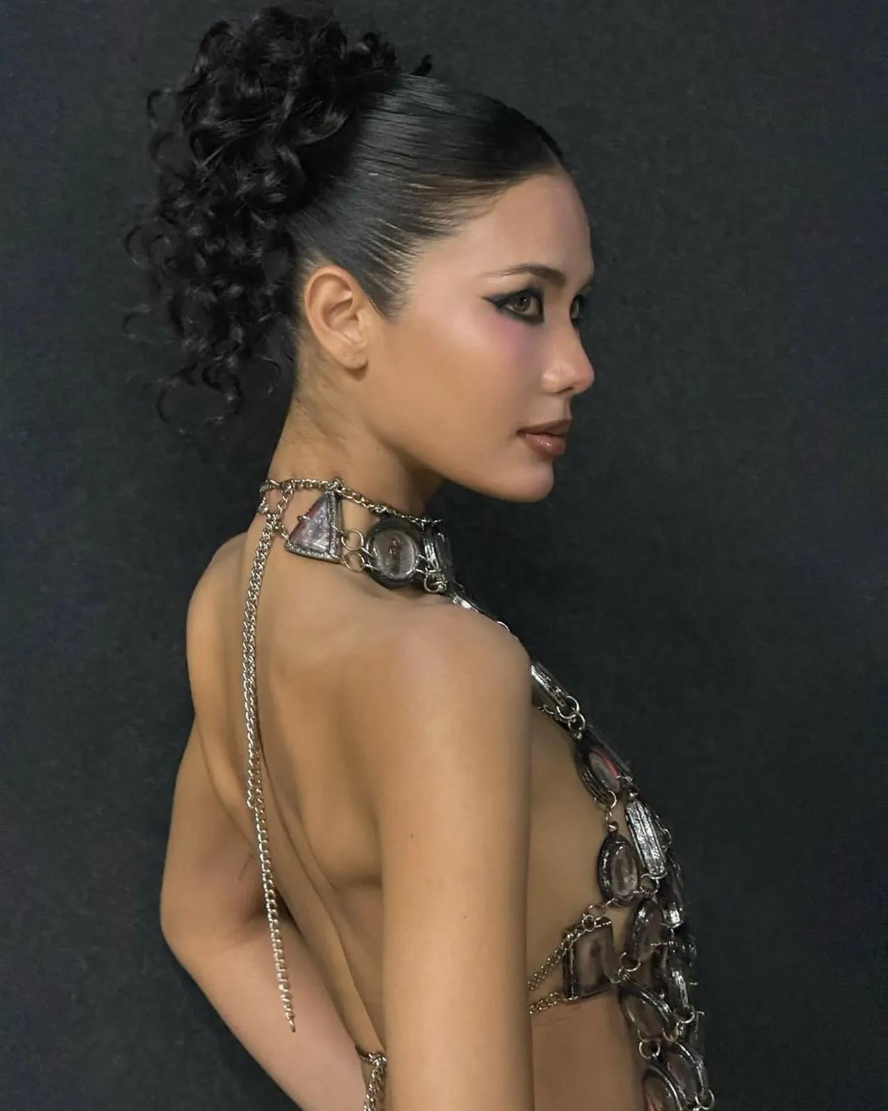 น้ำตาล ชลิตา เสิร์ฟโนบราสวมชุดกรอบพระเครื่อง ลั่นซูมดีๆ อย่าเพิ่งดราม่า 