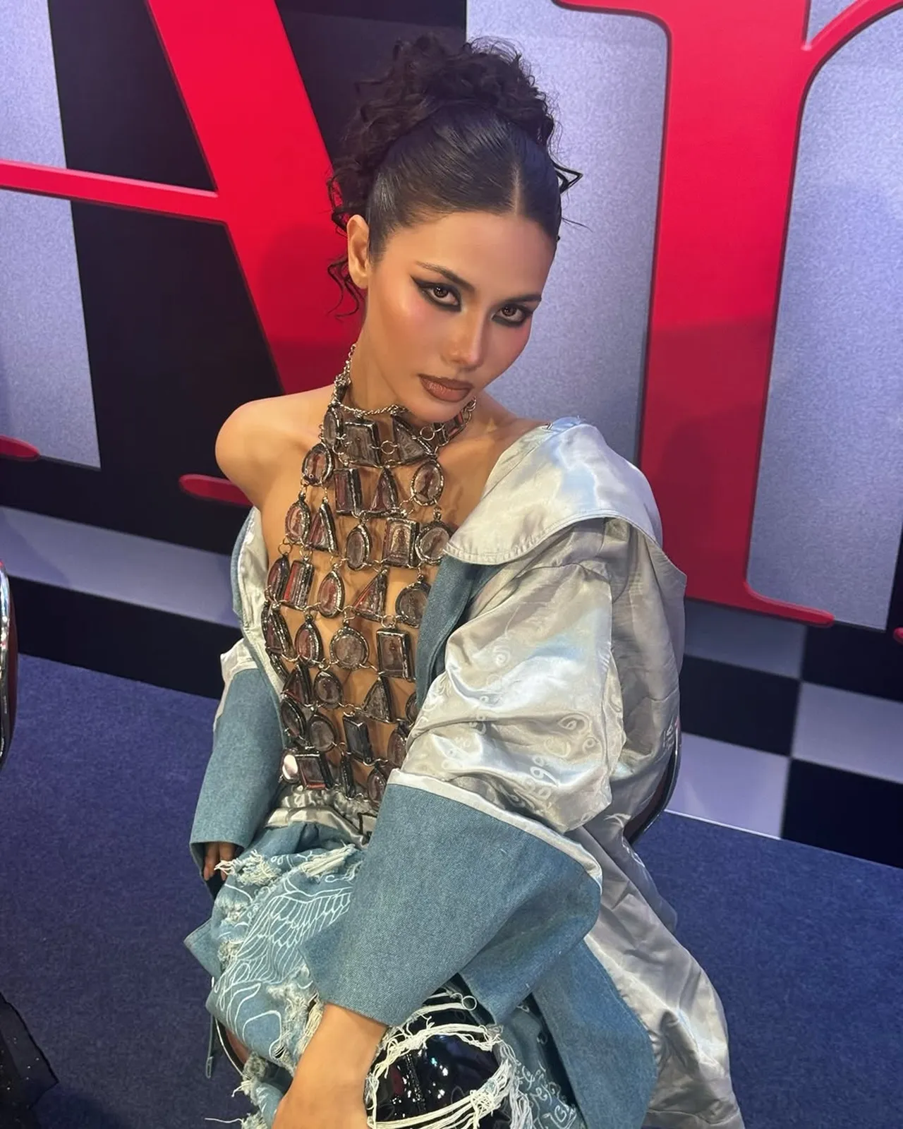 น้ำตาล ชลิตา เสิร์ฟโนบราสวมชุดกรอบพระเครื่อง ลั่นซูมดีๆ อย่าเพิ่งดราม่า 