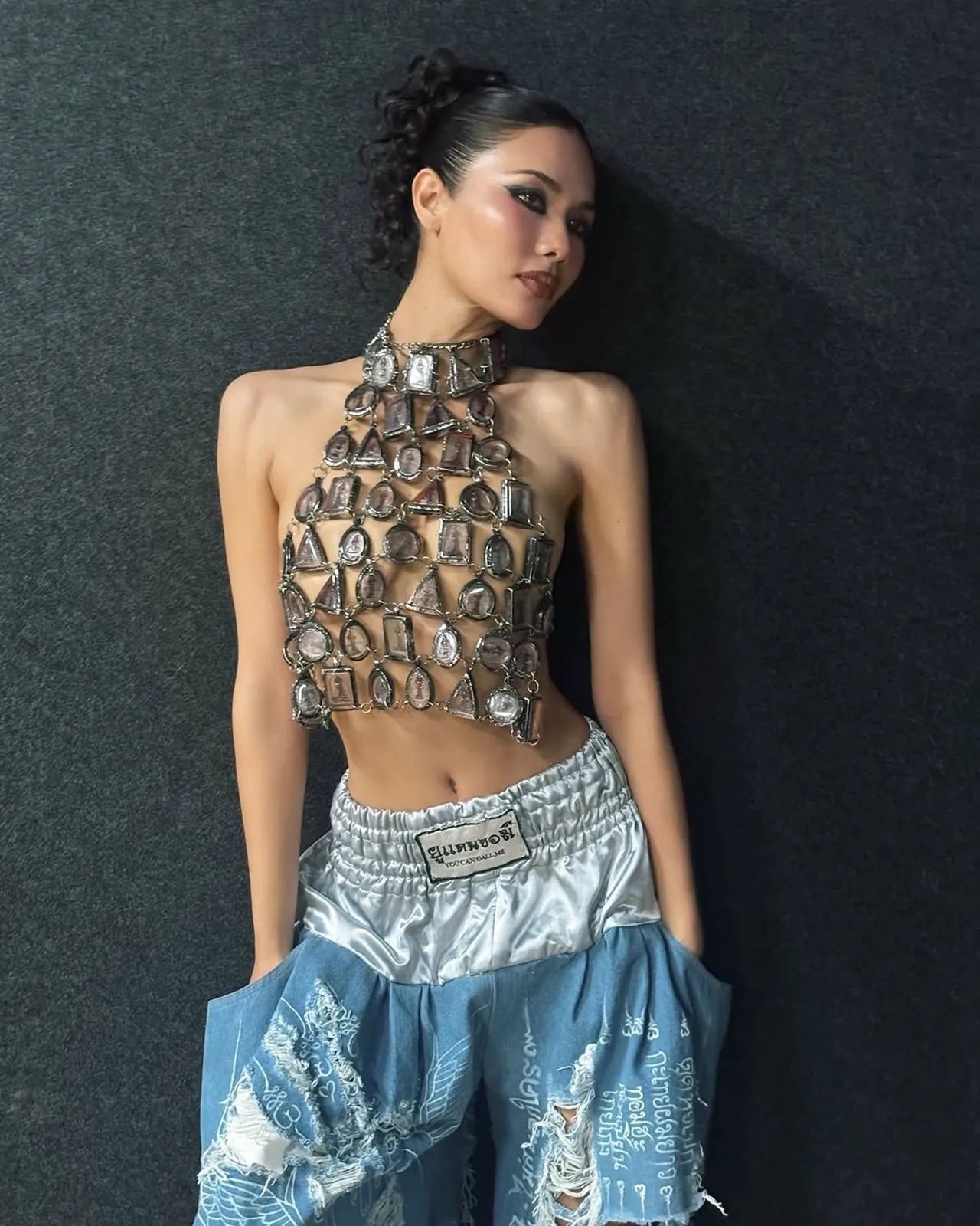 น้ำตาล ชลิตา เสิร์ฟโนบราสวมชุดกรอบพระเครื่อง ลั่นซูมดีๆ อย่าเพิ่งดราม่า 