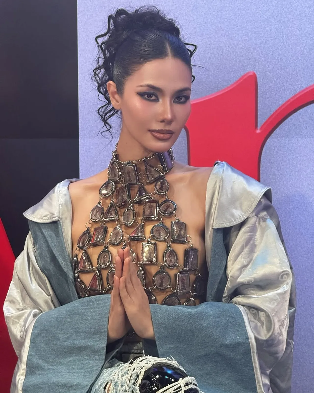 น้ำตาล ชลิตา เสิร์ฟโนบราสวมชุดกรอบพระเครื่อง ลั่นซูมดีๆ อย่าเพิ่งดราม่า 