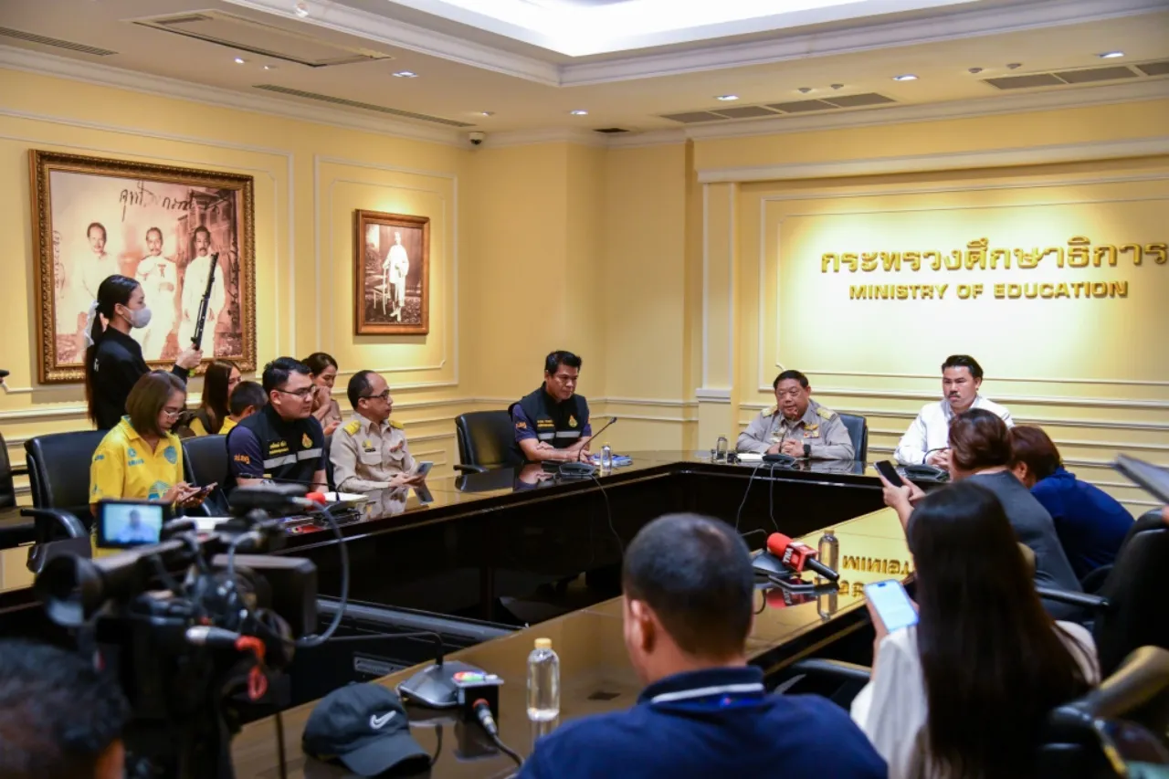 พบเป็นครูจริง ชายแต่งวาบหวิว ถ่ายคลิปวิตถารตามมุมต่างๆ โรงเรียน