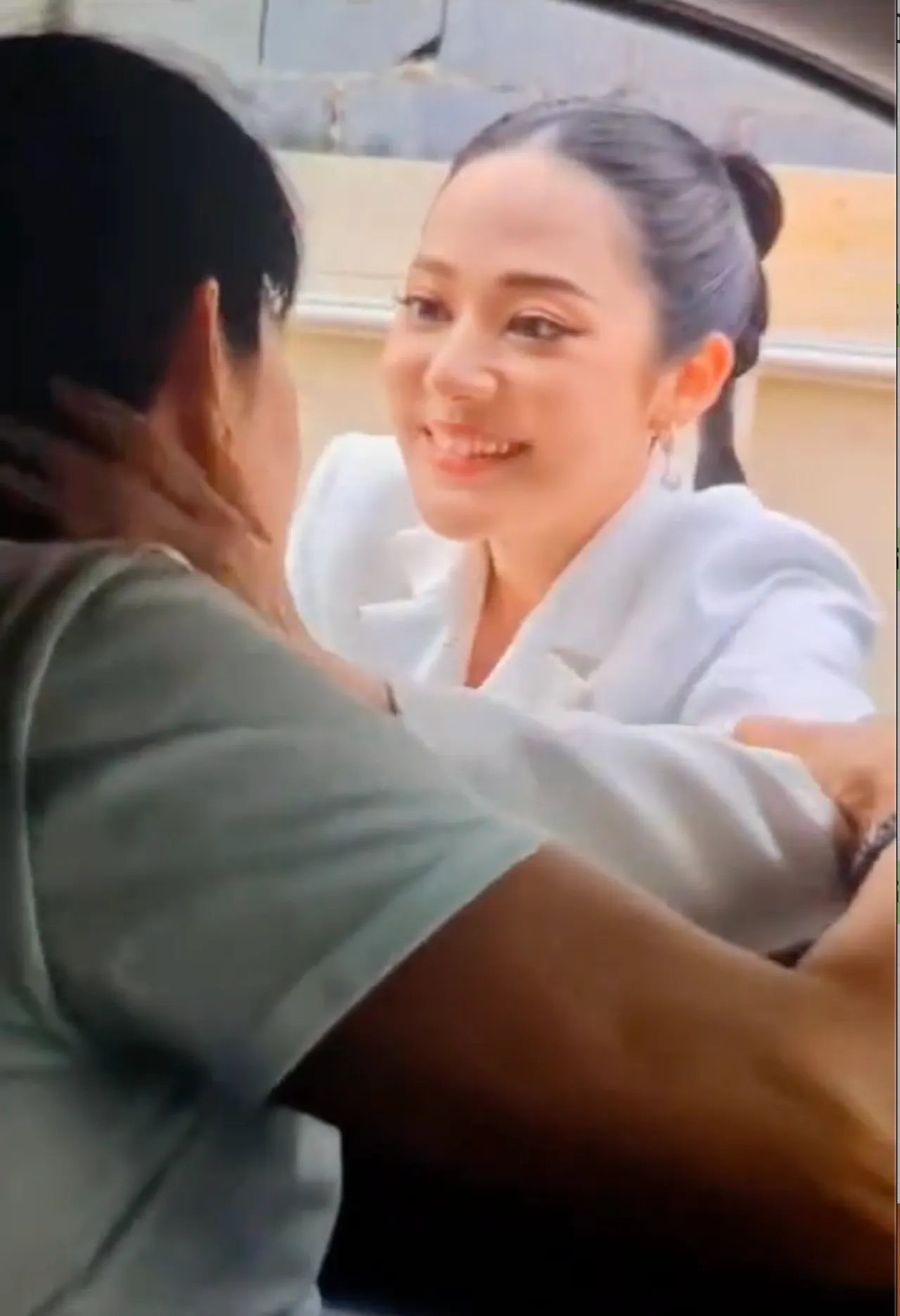 เพิ่งรู้ ทับทิม อัญรินทร์ ก็คลั่งรัก เปิดโมเมนต์หวานๆ ส่ง ไทด์ ขึ้นรถ 