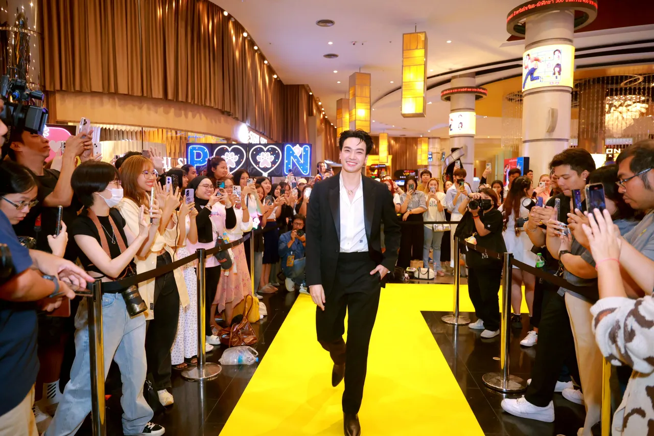 โอบ-พีพี-ปูน-เบล-วิคเตอร์ นำทีมเปิดงานกาล่า สวัสดีวันจันทร์(ส) คนบันเทิงพาเหรดร่วมงานสุดคึกคัก