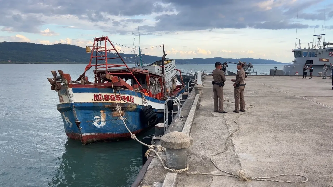 จับเรือประมงเวียดนาม ลุกล้ำน่านน้ำไทย หลบหนีไม่ทัน หันหัวเรือพุ่งชนเรือทหาร