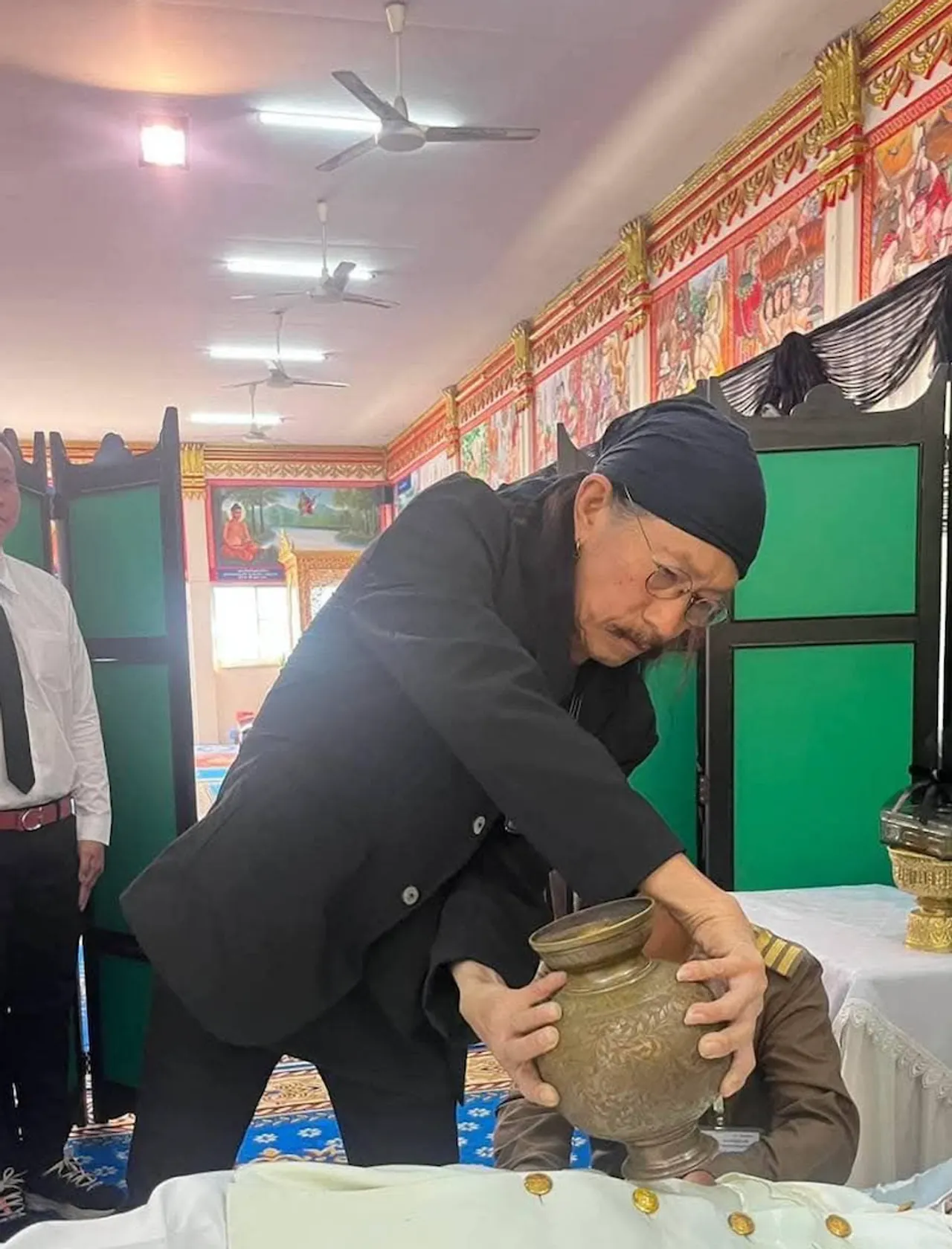 แอ๊ด คาราบาว สุดเศร้า ร่วมพิธีรดน้ำศพพี่ชาย ยรรยง โอภากุล พร้อมแต่งกลอนให้