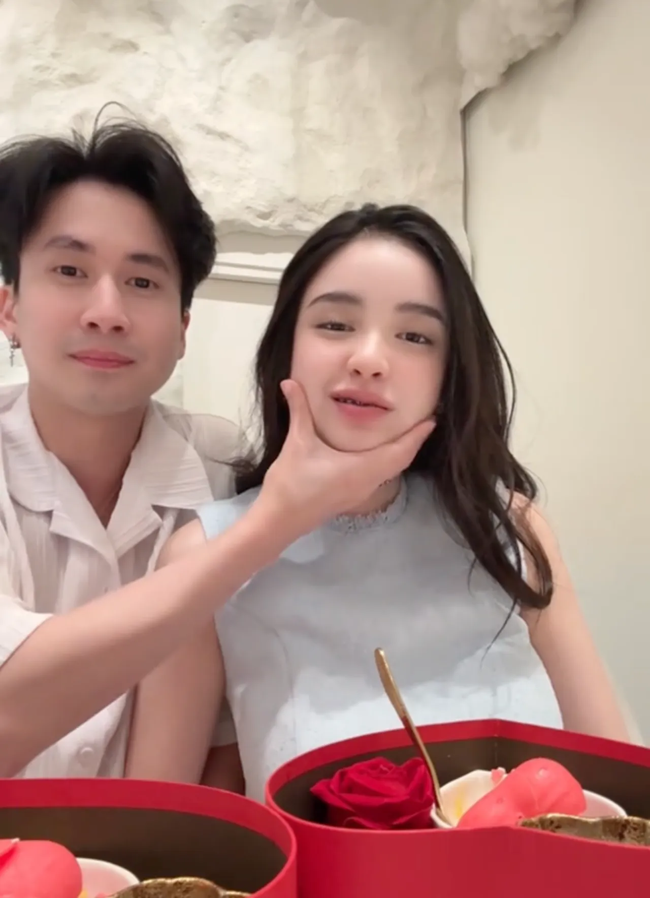 หมอบุ๊ค แฟนใหม่ ขนม ศศิกานต์ คลั่งรักหนักมาก ลงคลิปดินเนอร์สุดหวานหลังเปิดตัว (คลิป)