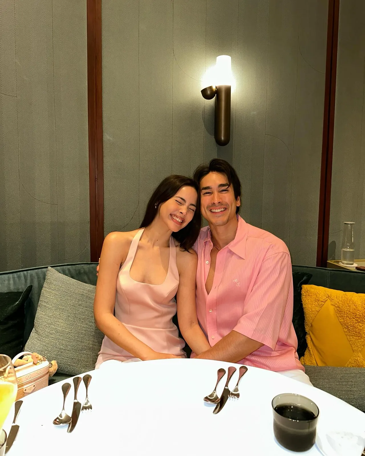 เปิดชุดสีชมพูสุดจี๊ด ญาญ่า อุรัสยา ดินเนอร์หวาน ณเดชน์ ในวันวาเลนไทน์