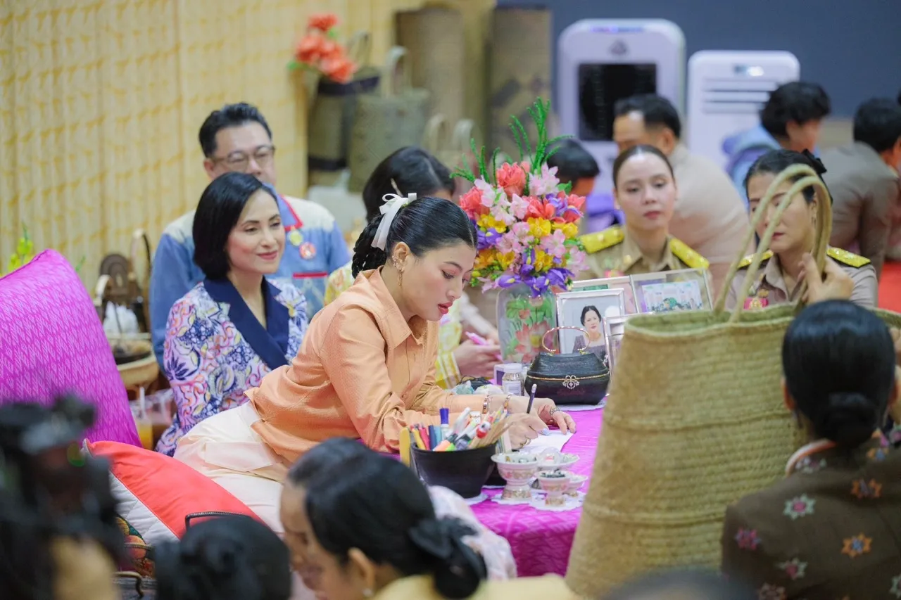 สมเด็จเจ้าฟ้าสิริวัณณวรี เสด็จทอดพระเนตรนิทรรศการ ผลงานภูมิปัญญาผ้าไทย และงานหัตถกรรมชุมชน ภาคใต้