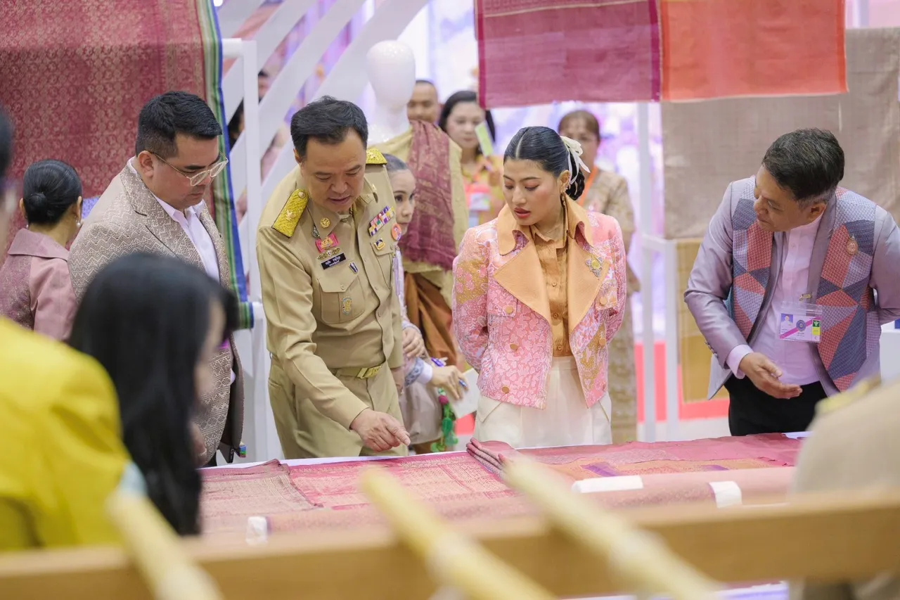 สมเด็จเจ้าฟ้าสิริวัณณวรี เสด็จทอดพระเนตรนิทรรศการ ผลงานภูมิปัญญาผ้าไทย และงานหัตถกรรมชุมชน ภาคใต้