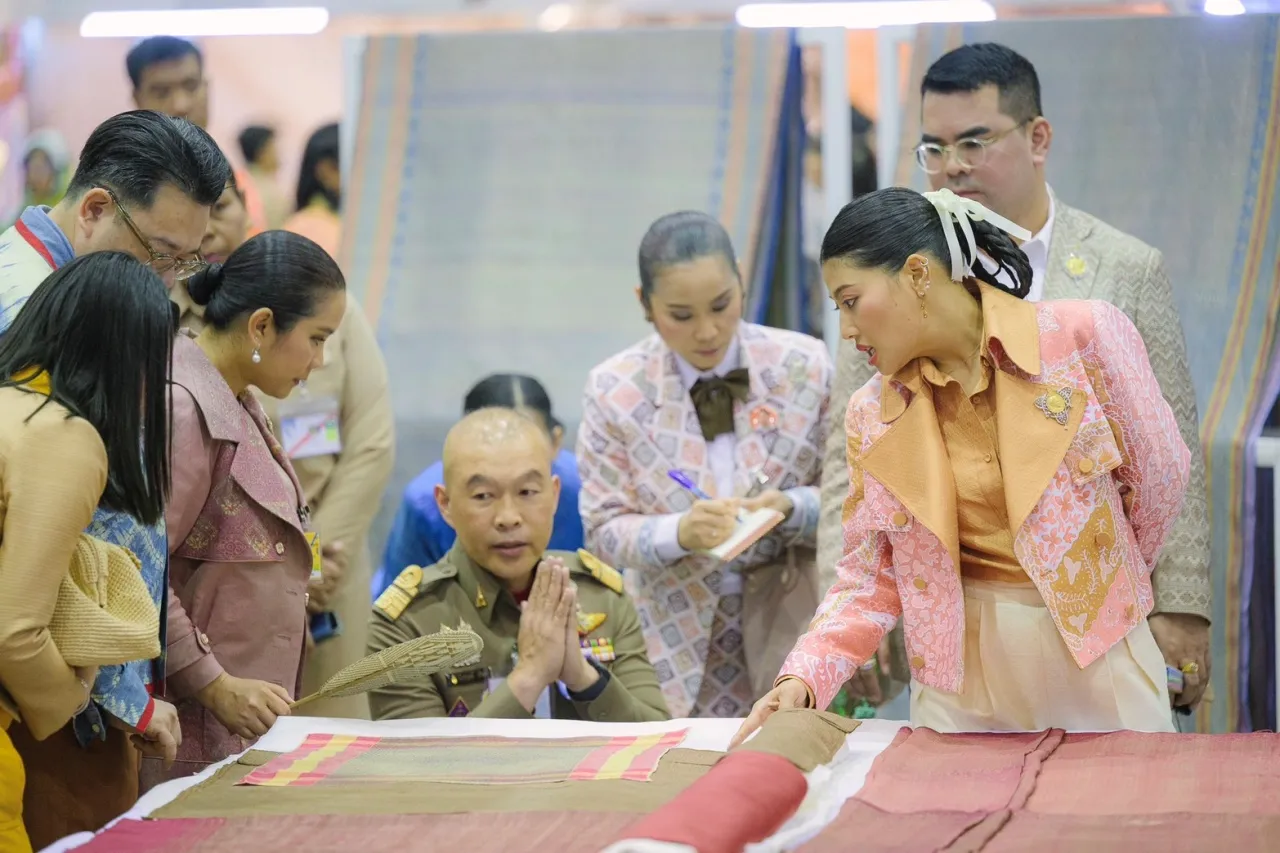 สมเด็จเจ้าฟ้าสิริวัณณวรี เสด็จทอดพระเนตรนิทรรศการ ผลงานภูมิปัญญาผ้าไทย และงานหัตถกรรมชุมชน ภาคใต้