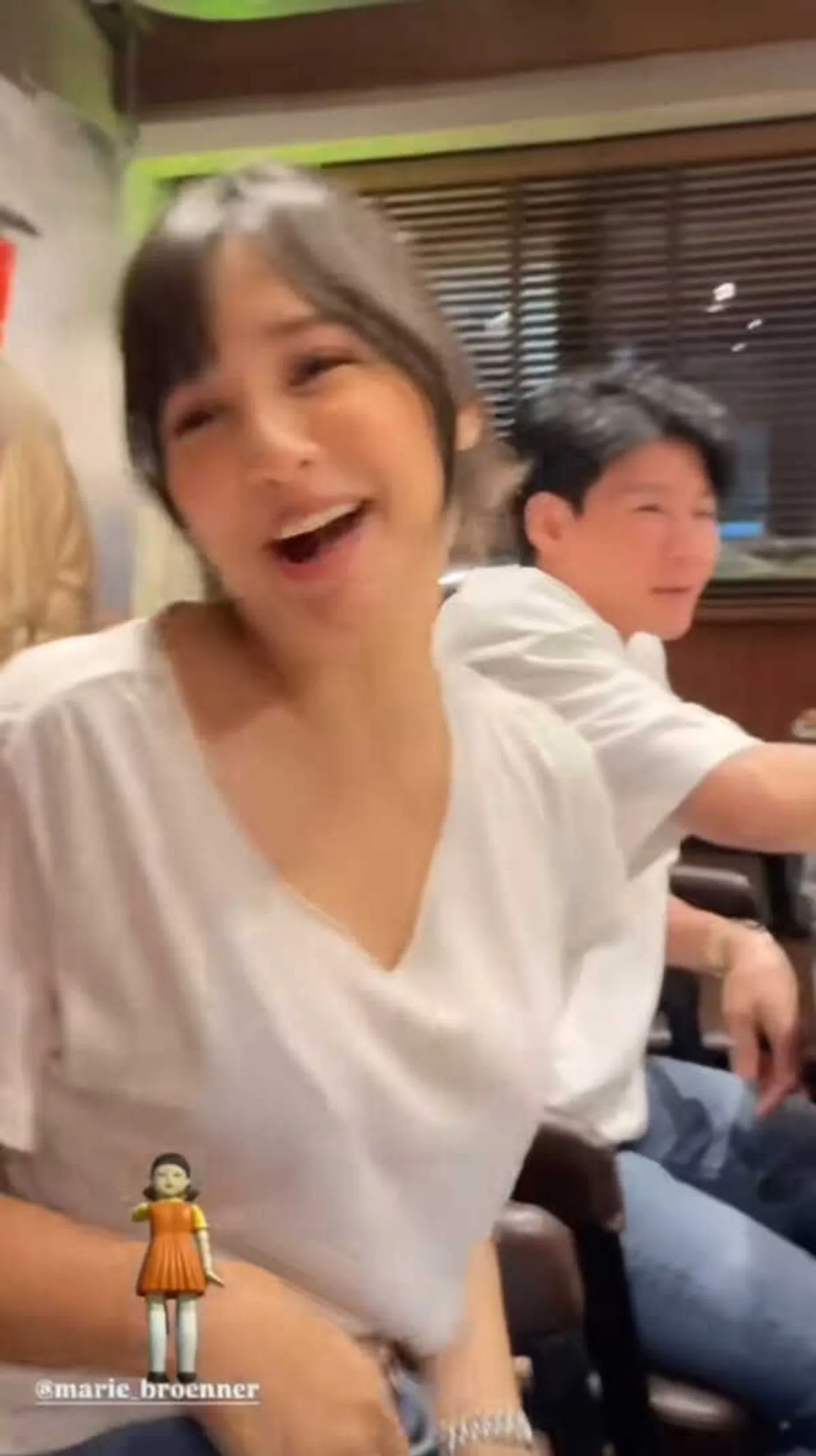 เผยคลิป มารี นั่งข้างคนหน้าคล้ายนักธุรกิจหนุ่ม คนจับตาใช่รักใหม่หรือไม่