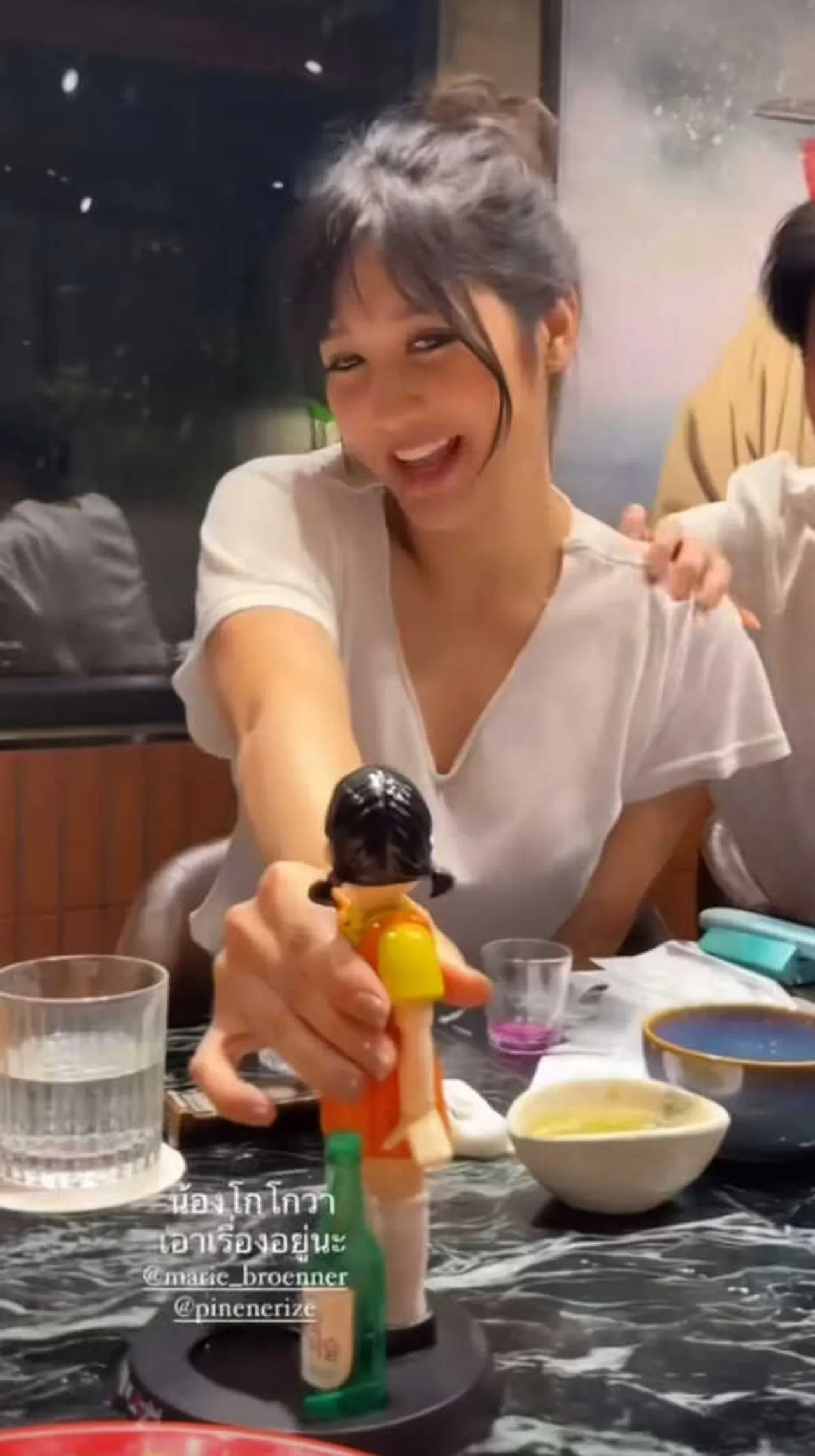 เผยคลิป มารี นั่งข้างคนหน้าคล้ายนักธุรกิจหนุ่ม คนจับตาใช่รักใหม่หรือไม่