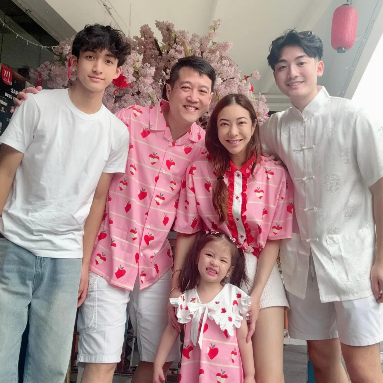 เปิดภาพ ลุค ลี หนุ่มตี๋วัย 20 ปี ลูกชายคนโตของครอบครัว แป้ง อรจิรา